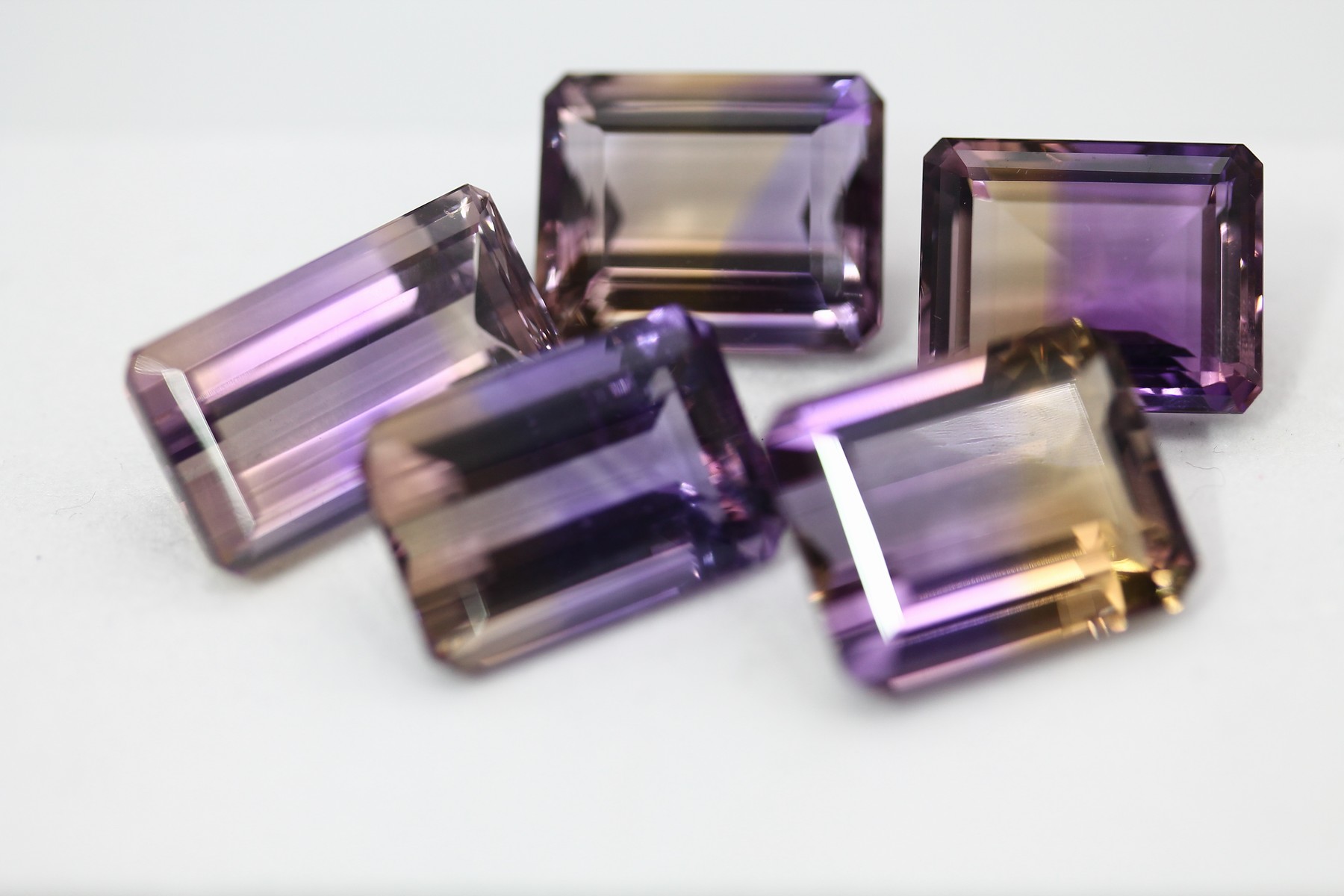 Detail b: Lot 5 lose Ametrine zus. ca. 91,00 ct , Idar-Obersteiner Schleifarbeit, Treppenschliff in versch. Größen