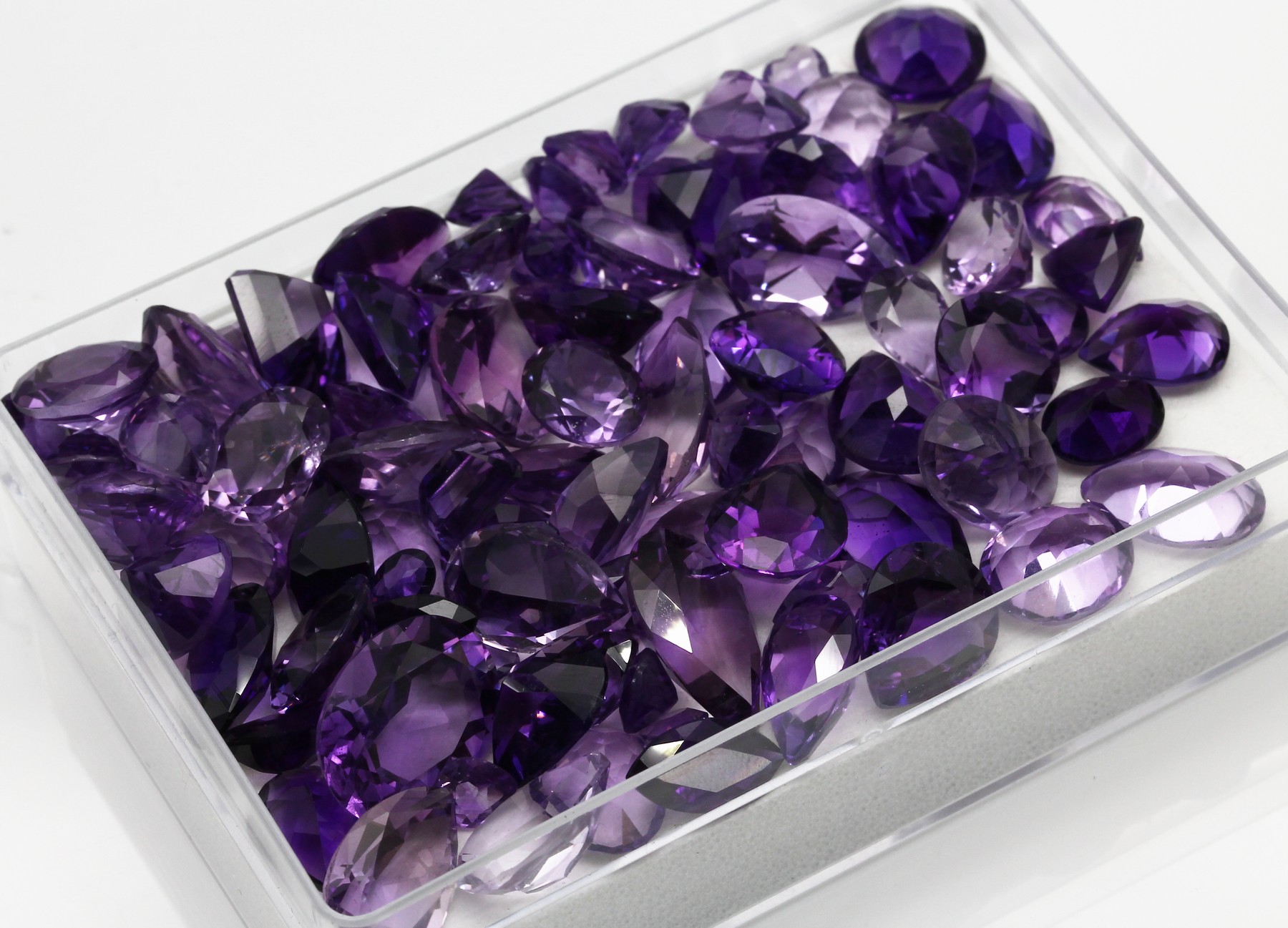Detail a: Lot lose Amethyste, ca. 224,00 ct, Idar- Obersteiner Schleifarbeit, versch. Schliffformen und Größen