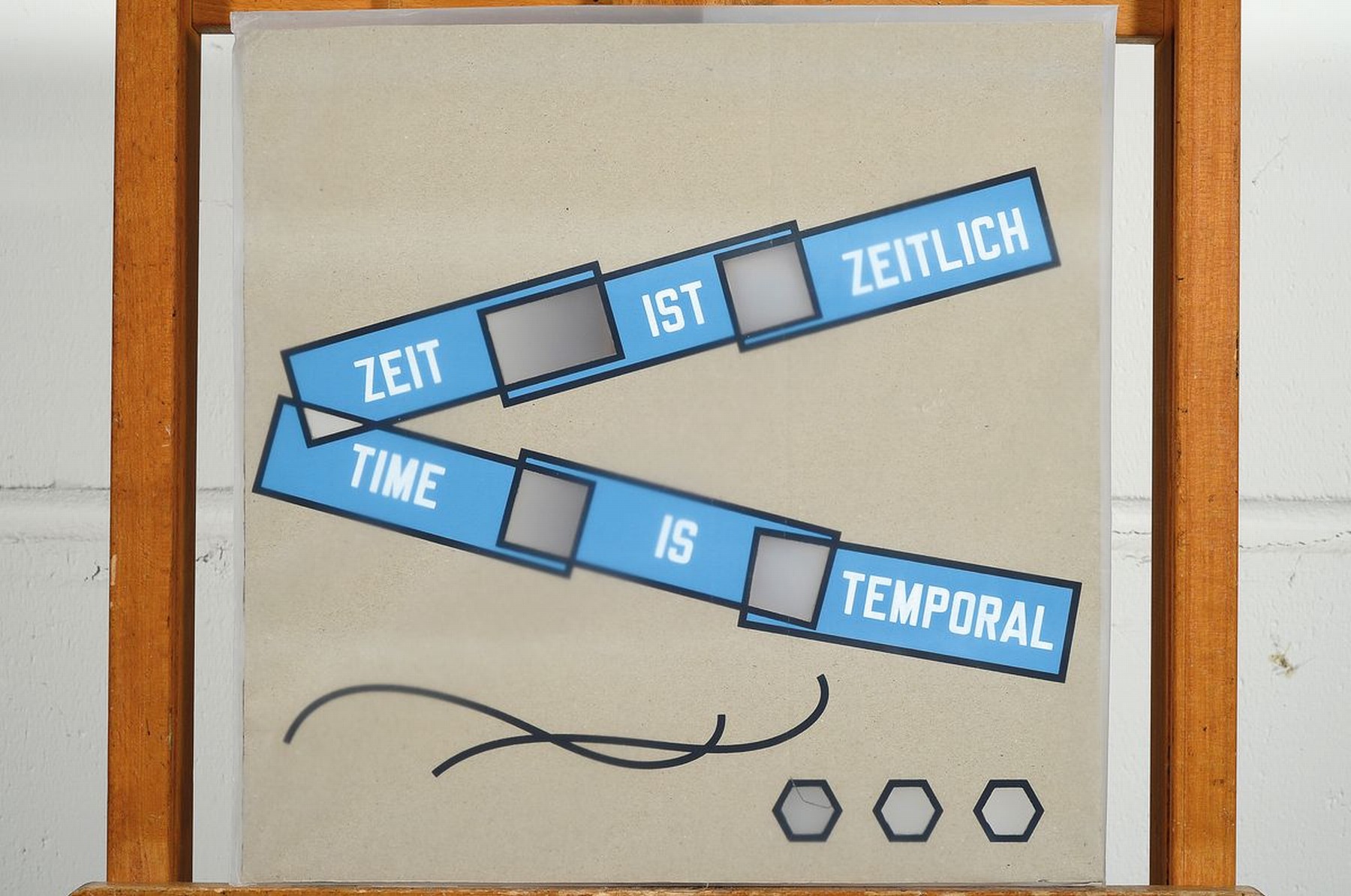 Detail k: Lawrence Weiner, geb. 1942, "Zeit ist Zeitlich"", Vereinsgabe 2014, Kölnischer Kunstverein, Siebdruck mit Cutout auf Karton, ...