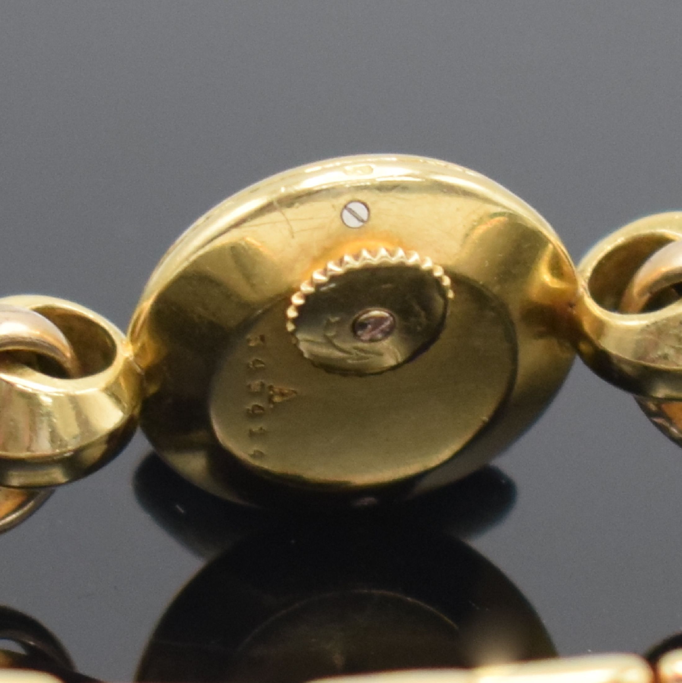 Detail c: Jaeger-LeCoultre Damenarmbanduhr in GG 750/000, Schweiz um 1940, Handaufzug sog. Backwinder, 2-teil. Geh., Boden 2-fach verschr., neutr. verg. Band ...