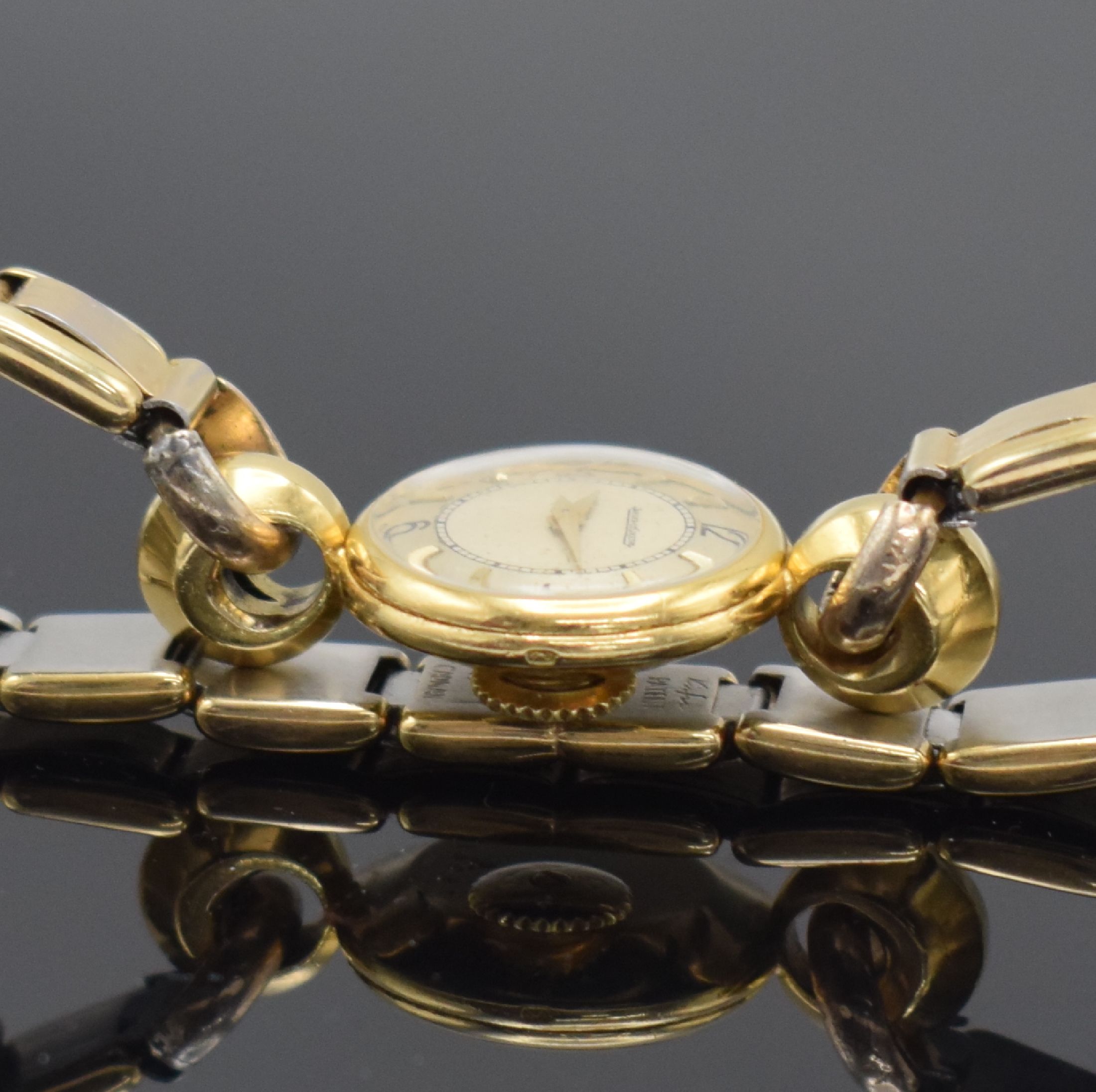 Detail d: Jaeger-LeCoultre Damenarmbanduhr in GG 750/000, Schweiz um 1940, Handaufzug sog. Backwinder, 2-teil. Geh., Boden 2-fach verschr., neutr. verg. Band ...