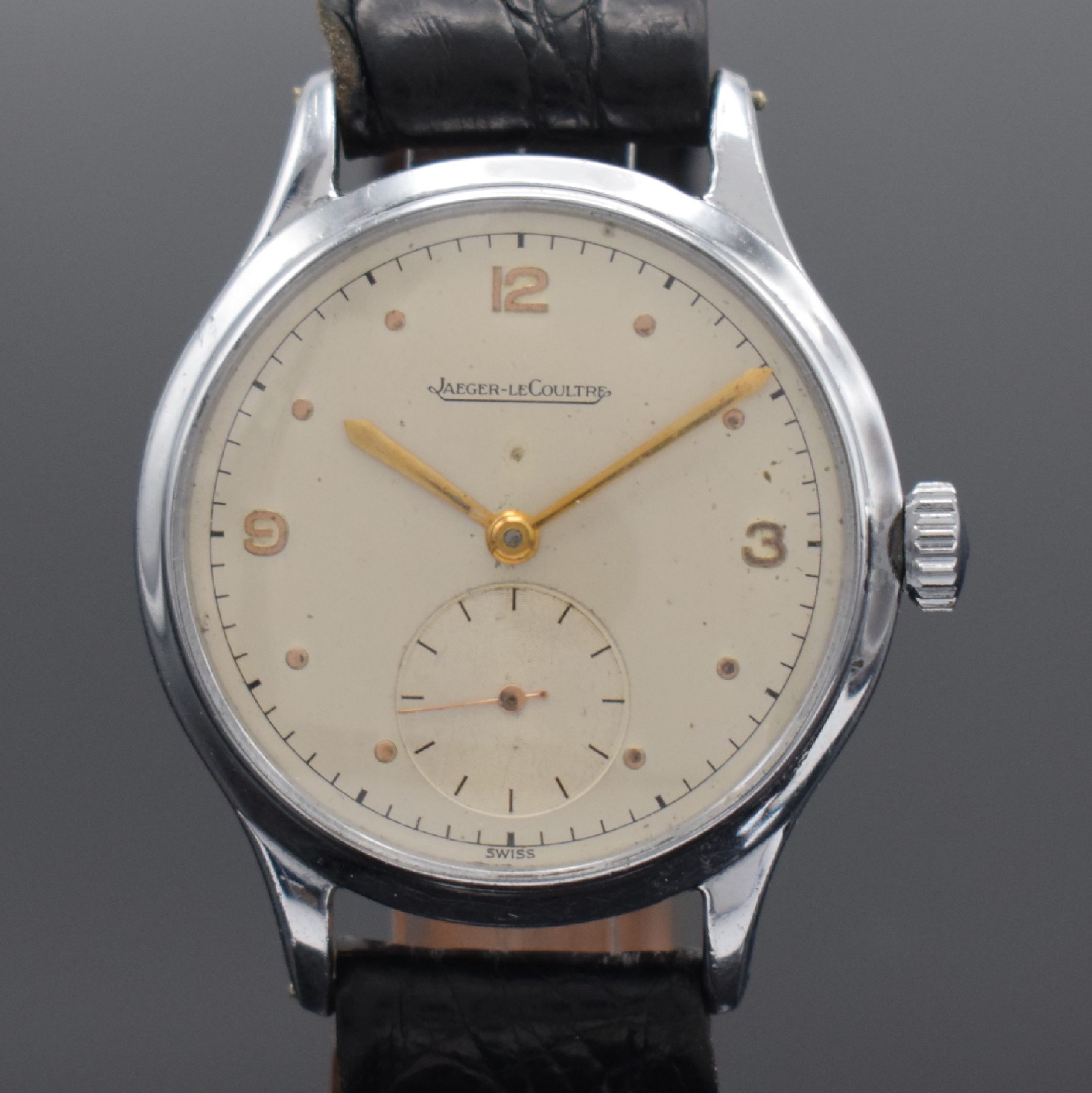 Detail a: Jaeger-LeCoultre Herrenarmbanduhr, Schweiz um 1945, Handaufzug, verchr. Gehäuse, Edelstahlboden aufgedr., silb. Zifferbl. m. gold. arab. Zahlen & ...