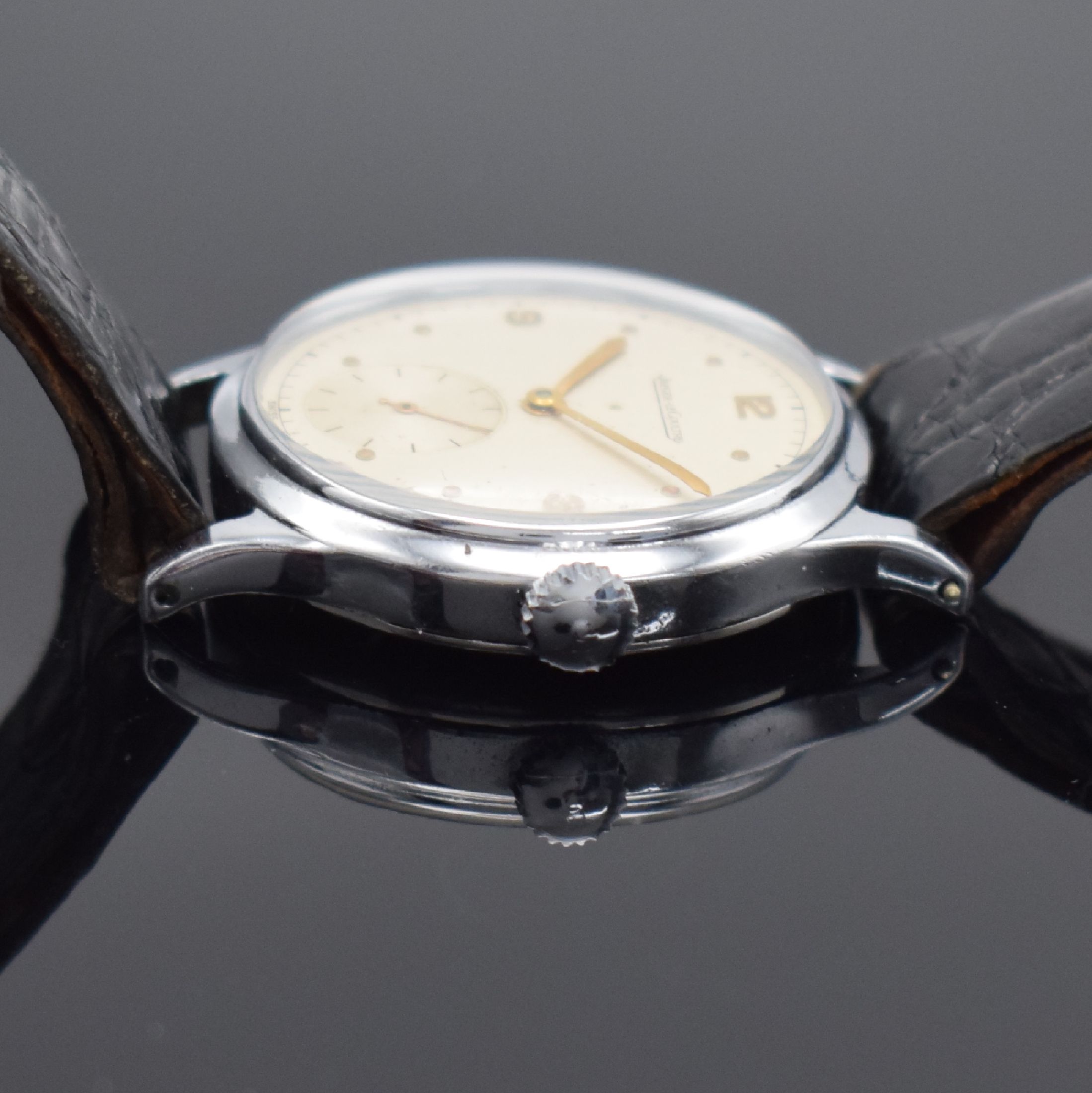 Detail b: Jaeger-LeCoultre Herrenarmbanduhr, Schweiz um 1945, Handaufzug, verchr. Gehäuse, Edelstahlboden aufgedr., silb. Zifferbl. m. gold. arab. Zahlen & ...