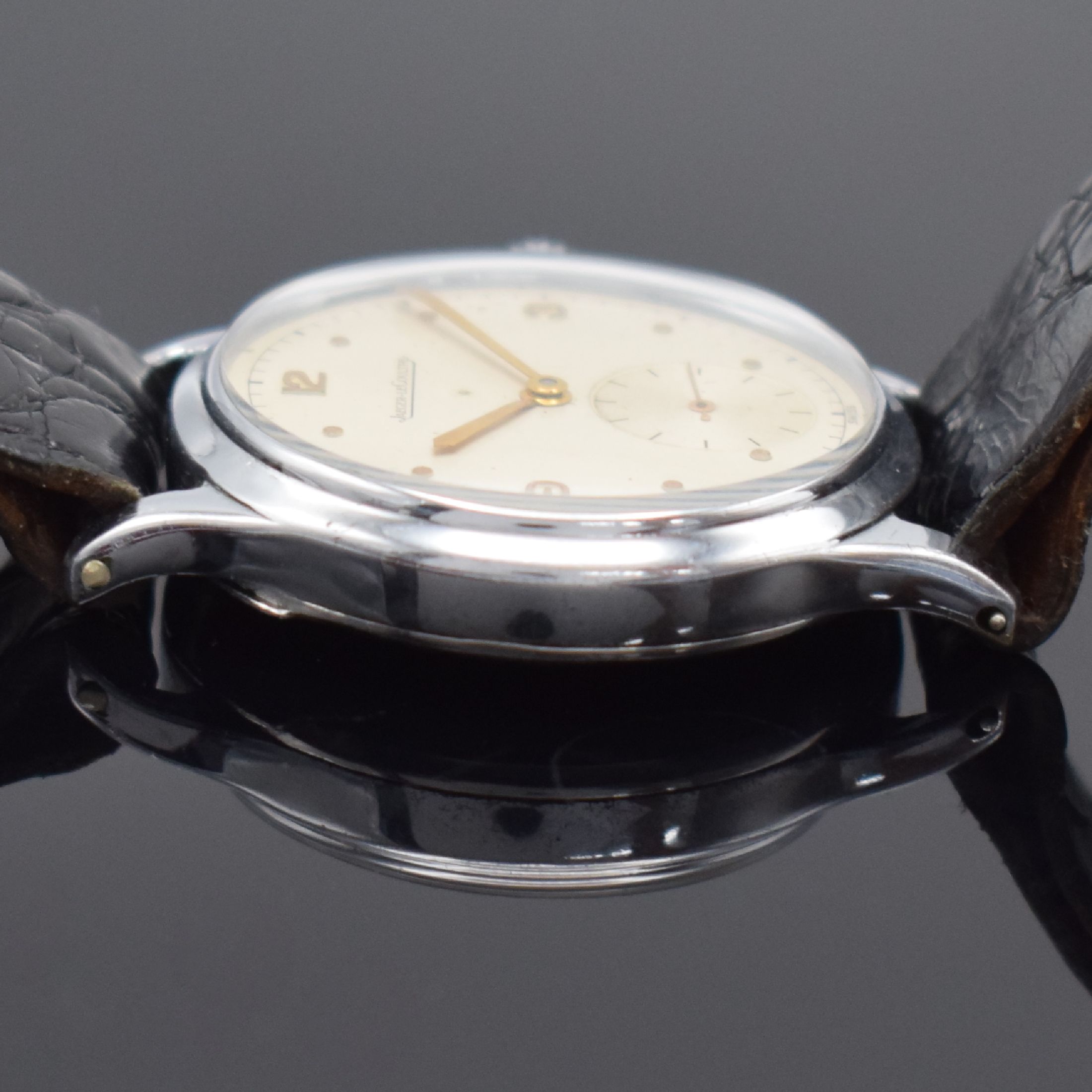 Detail c: Jaeger-LeCoultre Herrenarmbanduhr, Schweiz um 1945, Handaufzug, verchr. Gehäuse, Edelstahlboden aufgedr., silb. Zifferbl. m. gold. arab. Zahlen & ...