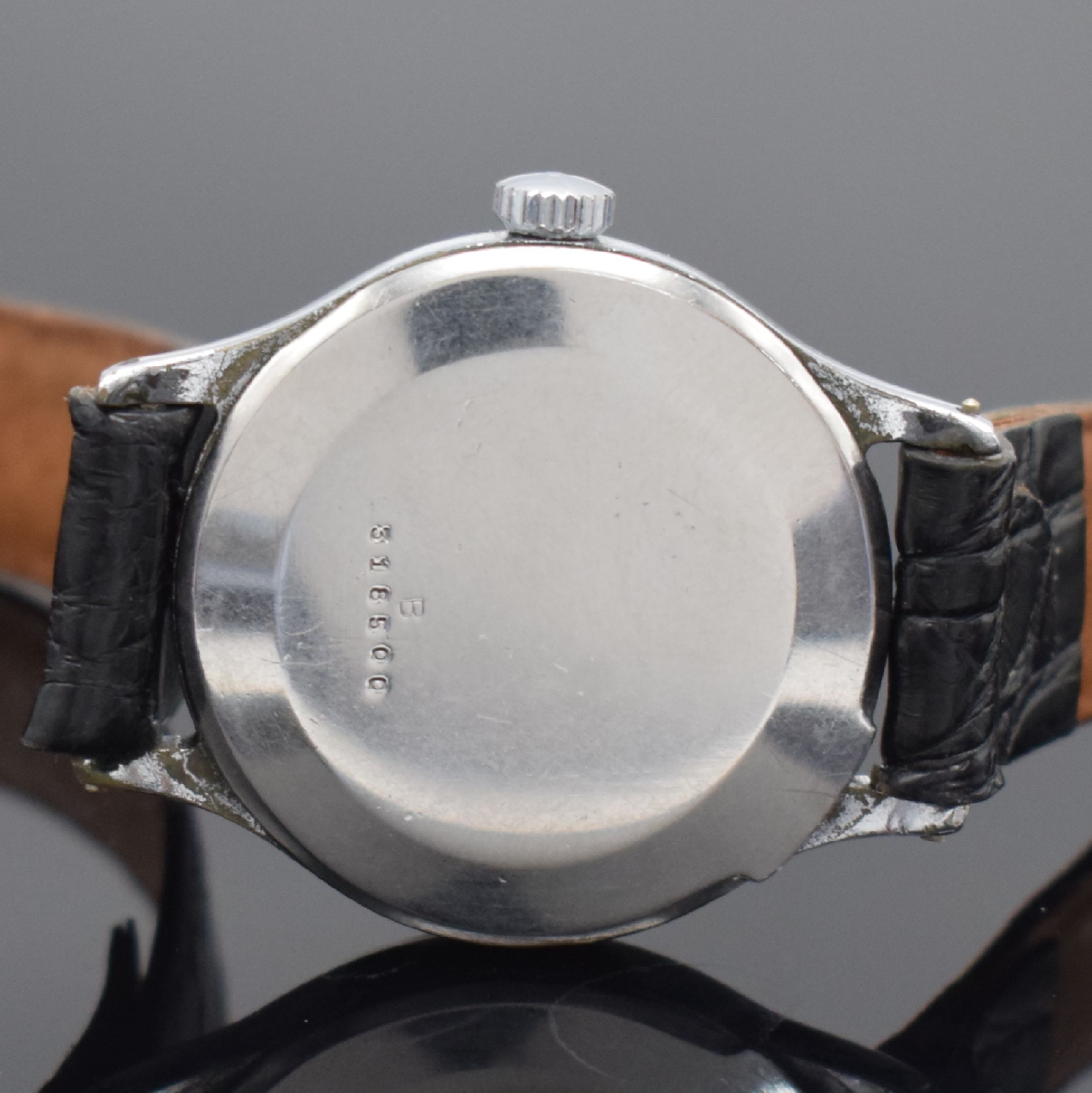 Detail d: Jaeger-LeCoultre Herrenarmbanduhr, Schweiz um 1945, Handaufzug, verchr. Gehäuse, Edelstahlboden aufgedr., silb. Zifferbl. m. gold. arab. Zahlen & ...