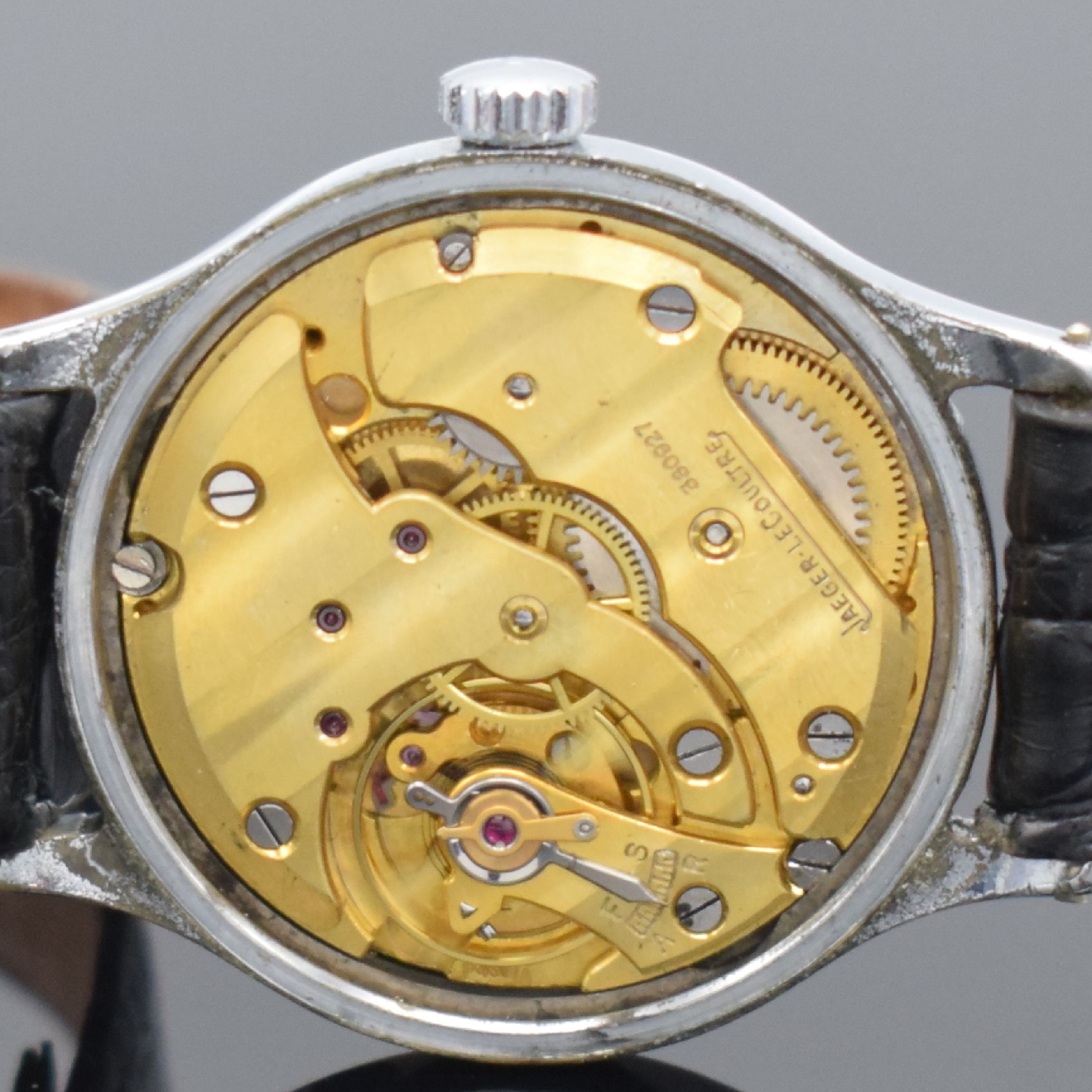 Detail e: Jaeger-LeCoultre Herrenarmbanduhr, Schweiz um 1945, Handaufzug, verchr. Gehäuse, Edelstahlboden aufgedr., silb. Zifferbl. m. gold. arab. Zahlen & ...