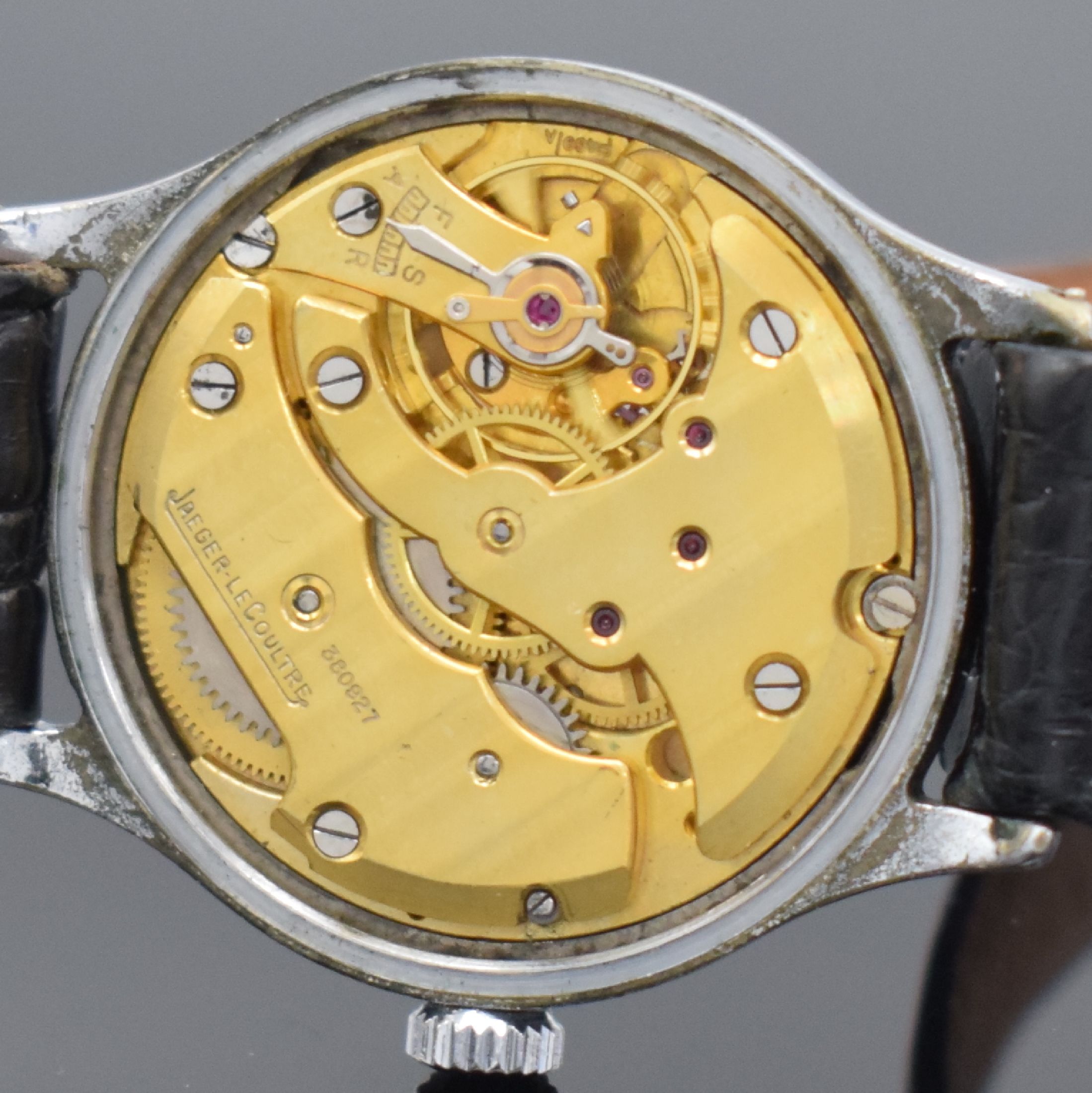 Detail f: Jaeger-LeCoultre Herrenarmbanduhr, Schweiz um 1945, Handaufzug, verchr. Gehäuse, Edelstahlboden aufgedr., silb. Zifferbl. m. gold. arab. Zahlen & ...