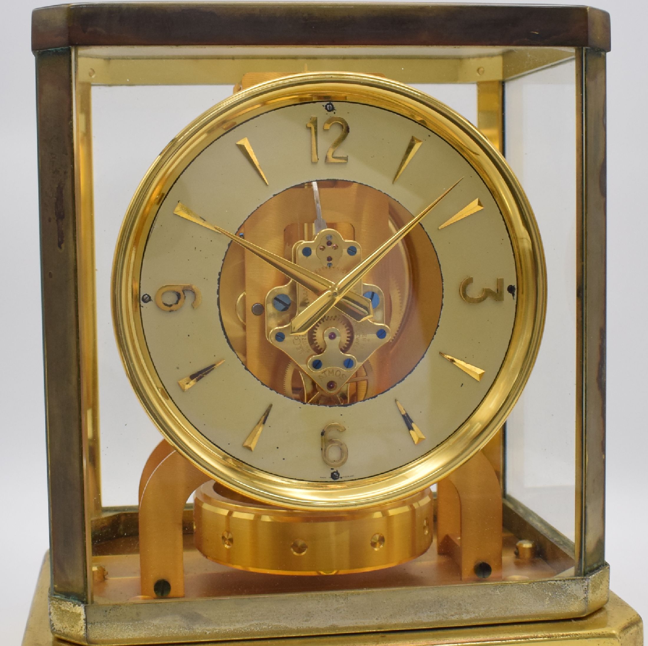 Detail a: LeCoultre Atmos Drehpendeltischuhr Modell Classic, Schweiz um 1967, verg., 5-seitig vergl. Geh., abnehmbares Oberteil, Ringzifferblatt mit aufges. ...