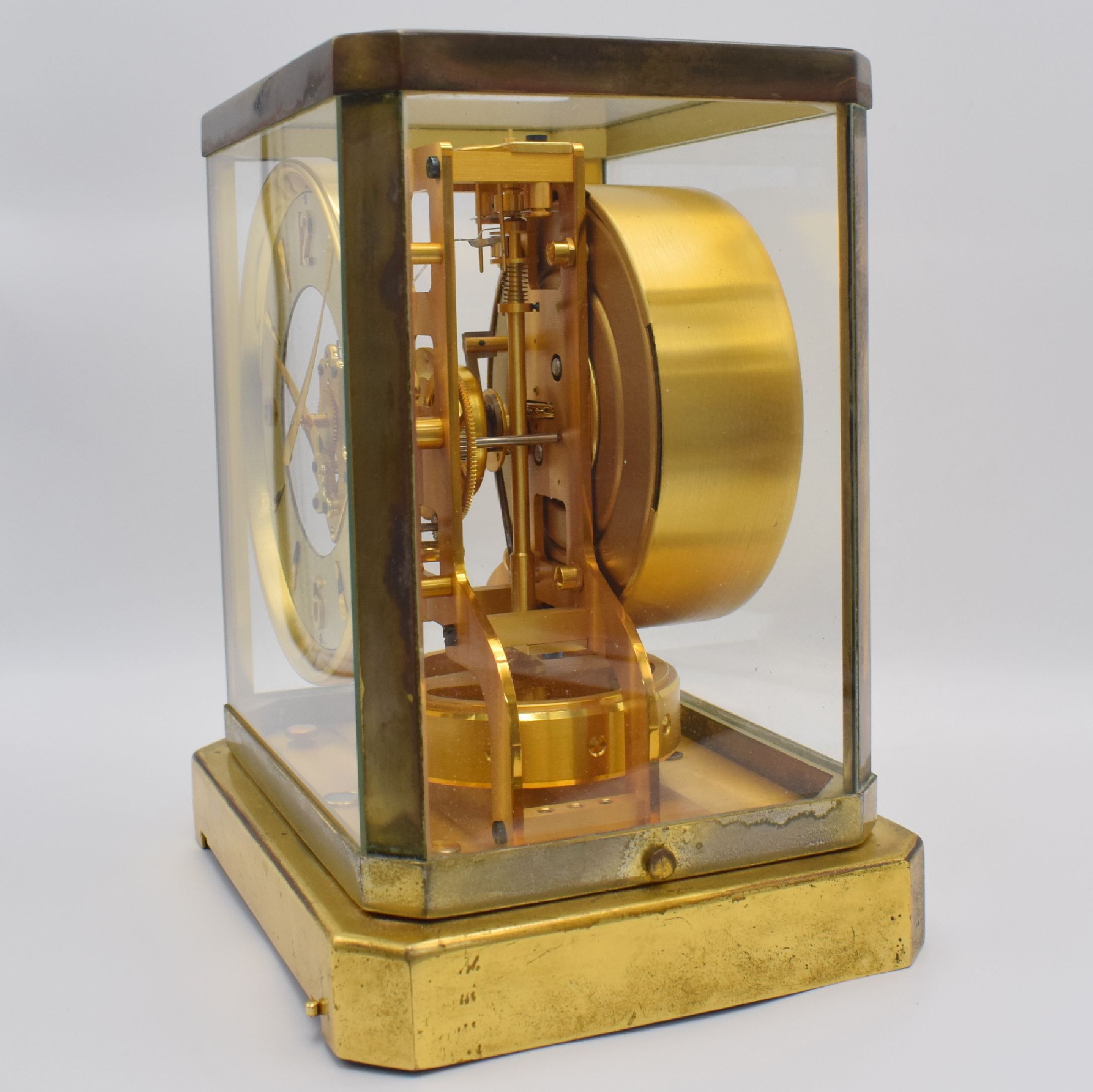 Detail b: LeCoultre Atmos Drehpendeltischuhr Modell Classic, Schweiz um 1967, verg., 5-seitig vergl. Geh., abnehmbares Oberteil, Ringzifferblatt mit aufges. ...