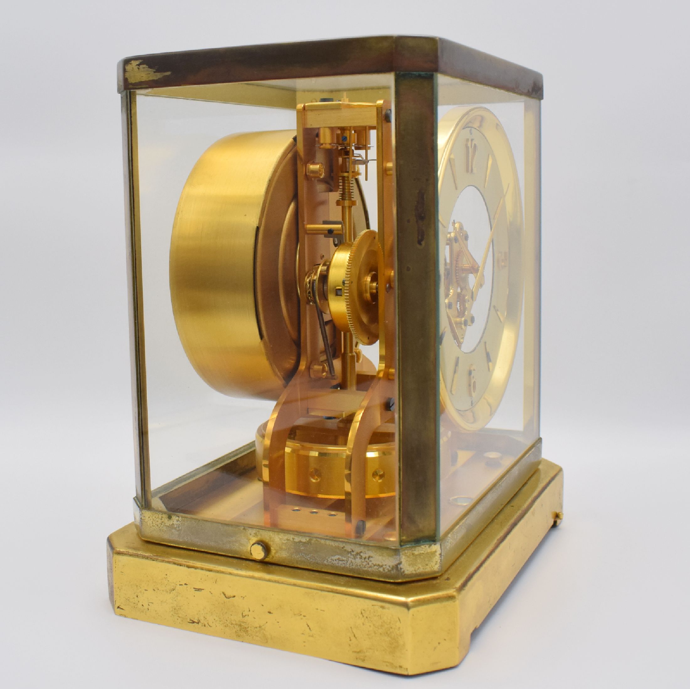 Detail c: LeCoultre Atmos Drehpendeltischuhr Modell Classic, Schweiz um 1967, verg., 5-seitig vergl. Geh., abnehmbares Oberteil, Ringzifferblatt mit aufges. ...