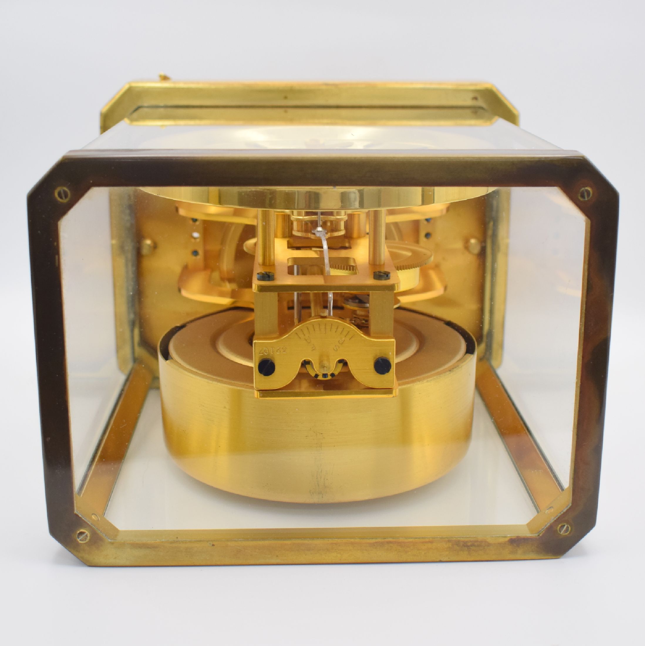 Detail e: LeCoultre Atmos Drehpendeltischuhr Modell Classic, Schweiz um 1967, verg., 5-seitig vergl. Geh., abnehmbares Oberteil, Ringzifferblatt mit aufges. ...