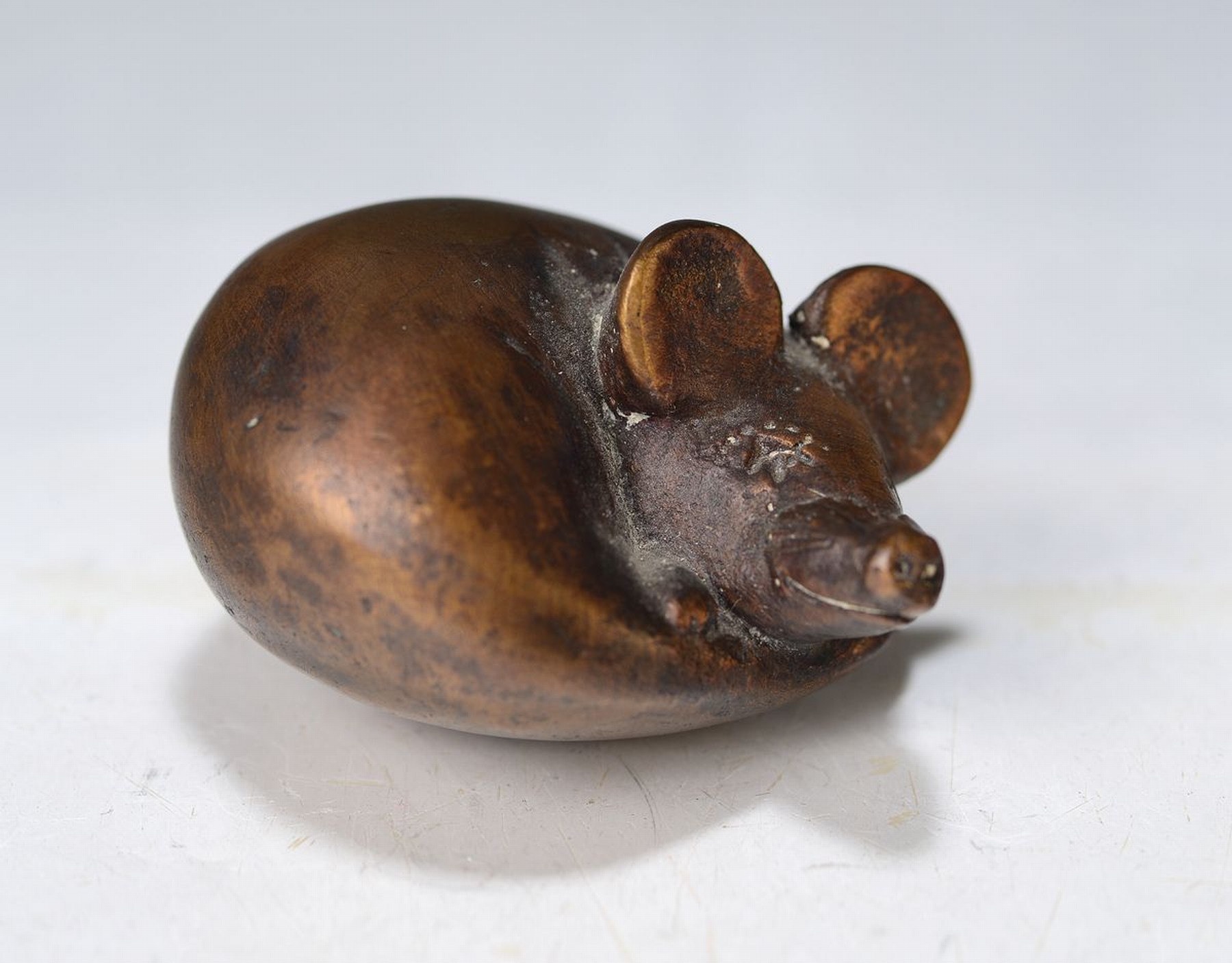 Gernot Rumpf, geb. 1941 Kaiserslautern, Bronzefigur, kleine Maus, monogrammiert, Gießerpunze Strehle, B. ca. 5 cm