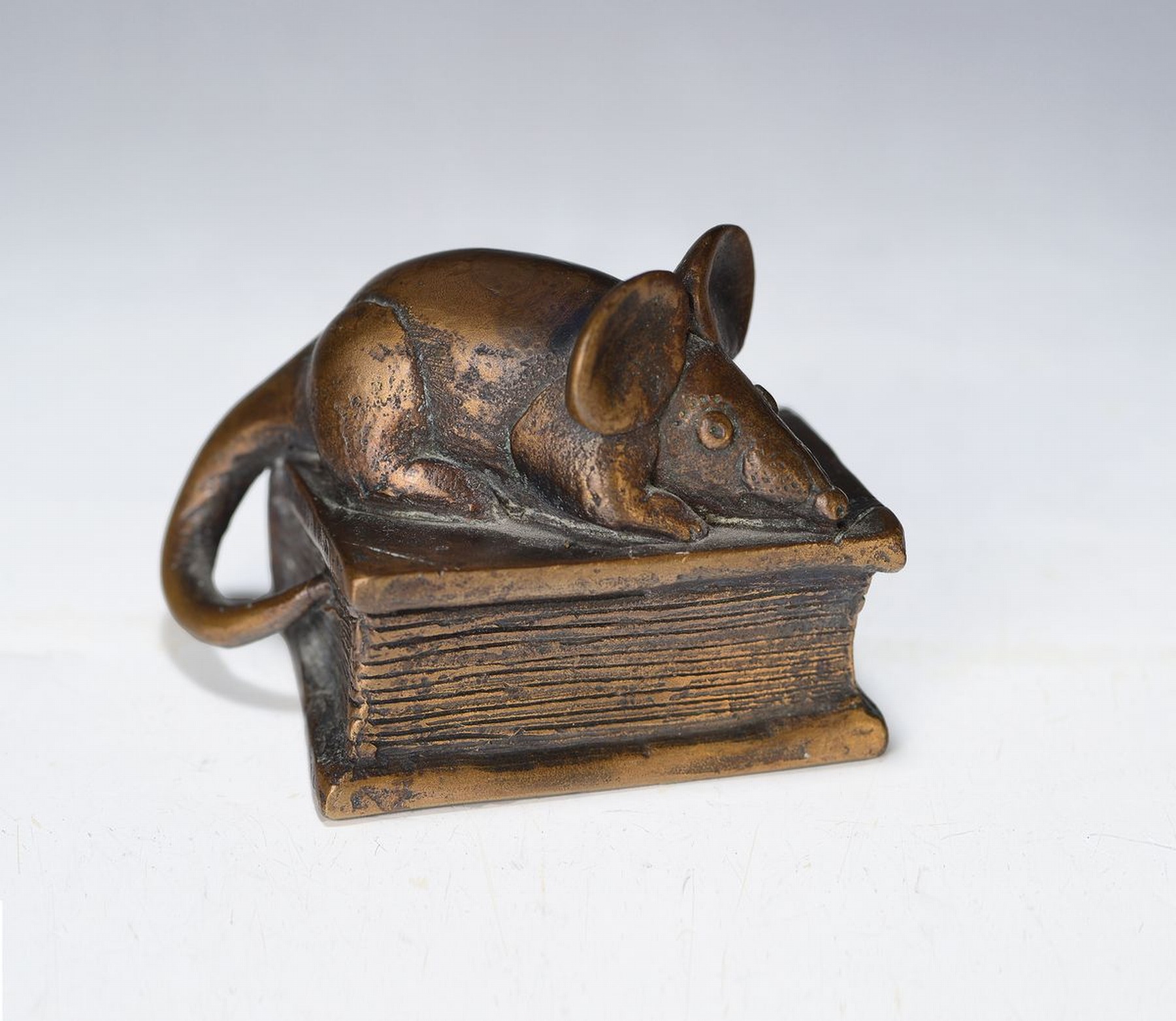 Gernot Rumpf, geb. 1941, Bronzefigur, Maus auf Bibel, unsigniert, 6 x 8 x 5 cm