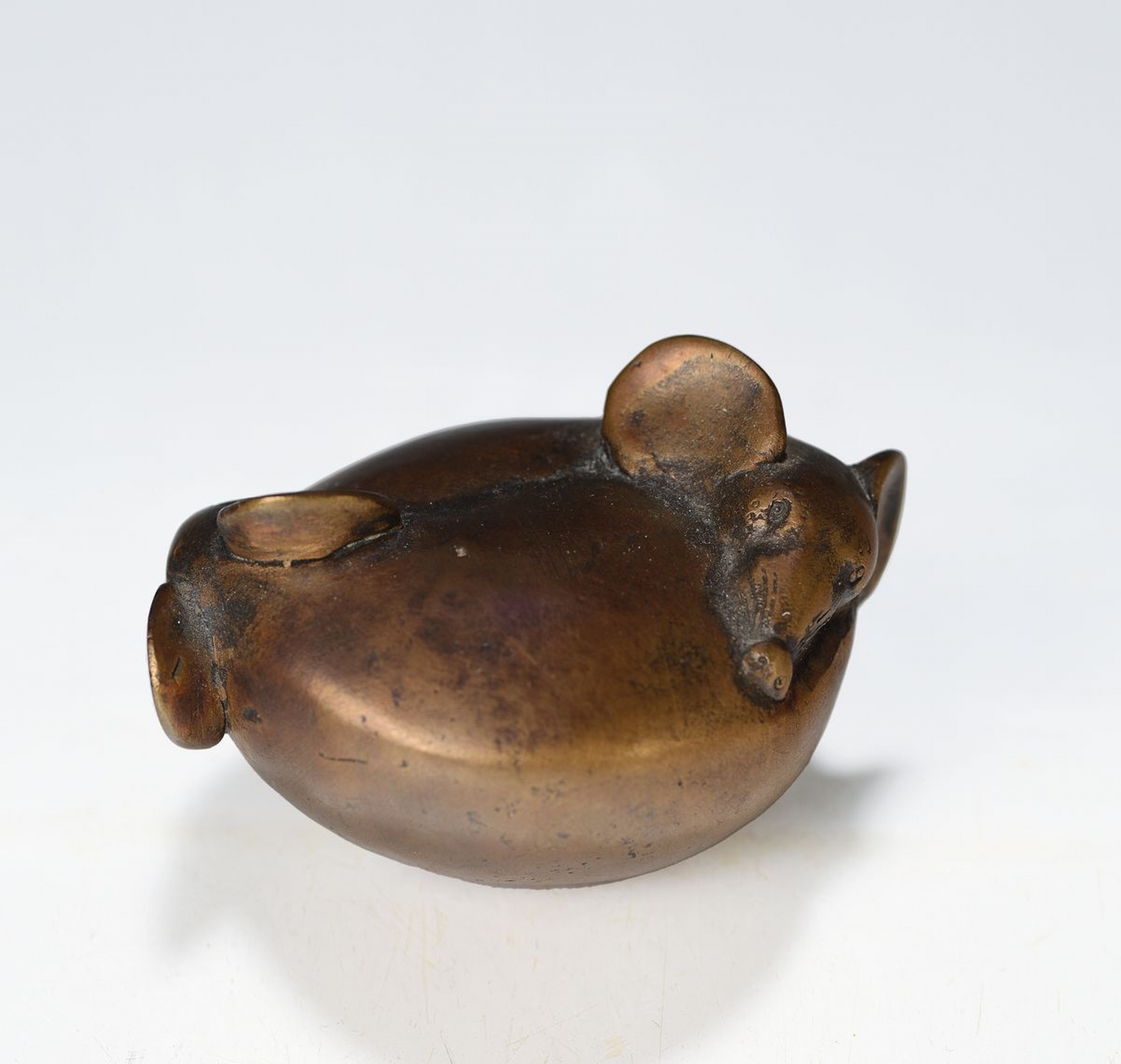 Gernot Rumpf, geb. 1941, Zwei Mäuse zusammengerollt, Bronze, am Boden monogrammiert und Gießerstempel Strehle, ca. 6 x 8.5 x 7 cm