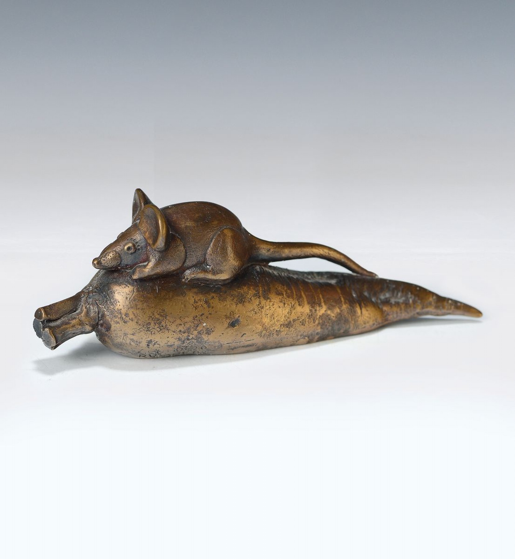 Gernot Rumpf, geb. 1941, Bronzefigur, Rettichmaus, signiert und dat. 03, L. 19 cm, mit seitlichem Kreuz auf dem Rettich