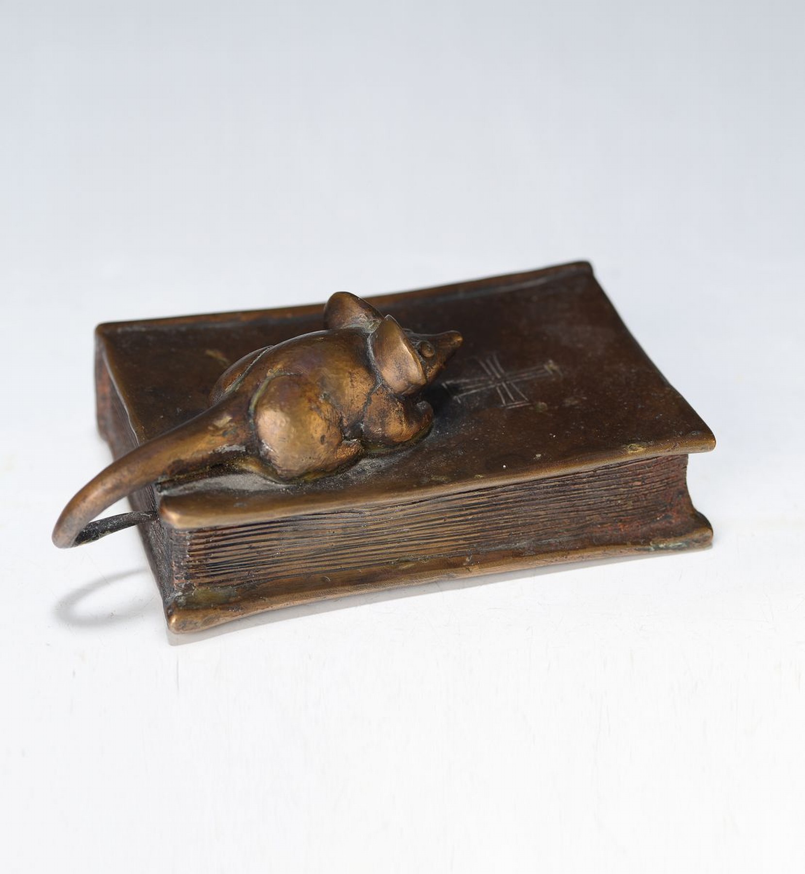 Gernot Rumpf, geb. 1941 Kaiserslautern, Maus auf Gesangbuch "Gotteslob", Bronze, dat. 2003, signiert, monogr., ca. 6 x 15 x 9 cm