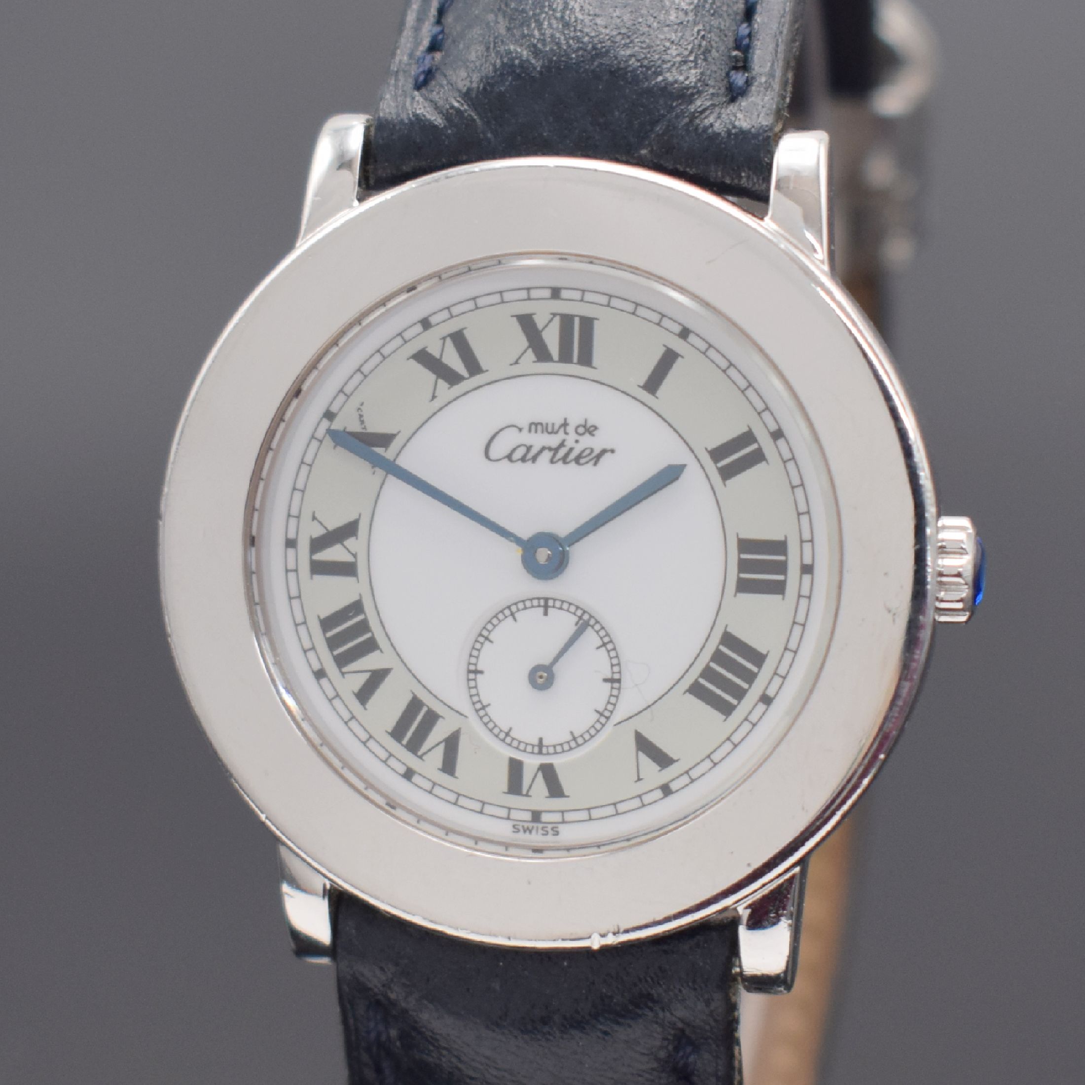 Detail a: CARTIER Must De Cartier Ronde, Schweiz um 2000, quarz, Ref. 1815 1, Sterlingsilbergeh., Boden 8-fach verschr., orig. Lederband m. orig. Faltschl. in ...