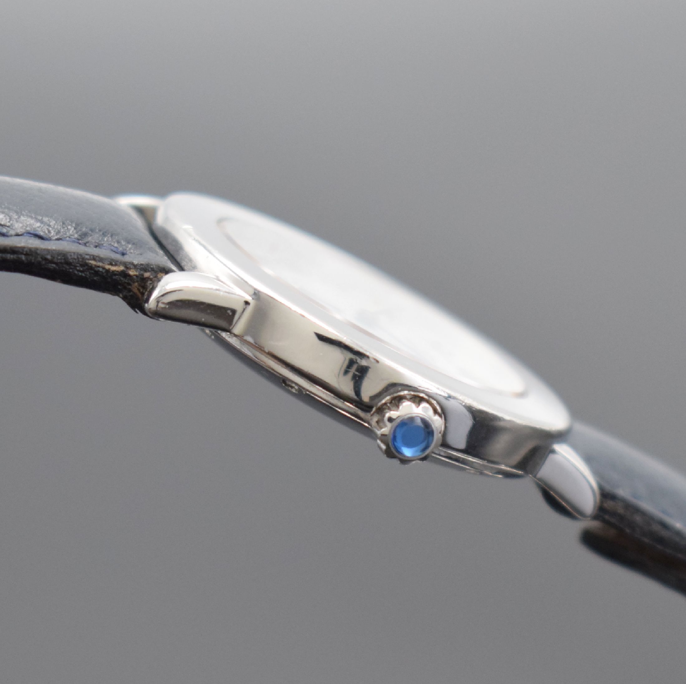 Detail c: CARTIER Must De Cartier Ronde, Schweiz um 2000, quarz, Ref. 1815 1, Sterlingsilbergeh., Boden 8-fach verschr., orig. Lederband m. orig. Faltschl. in ...