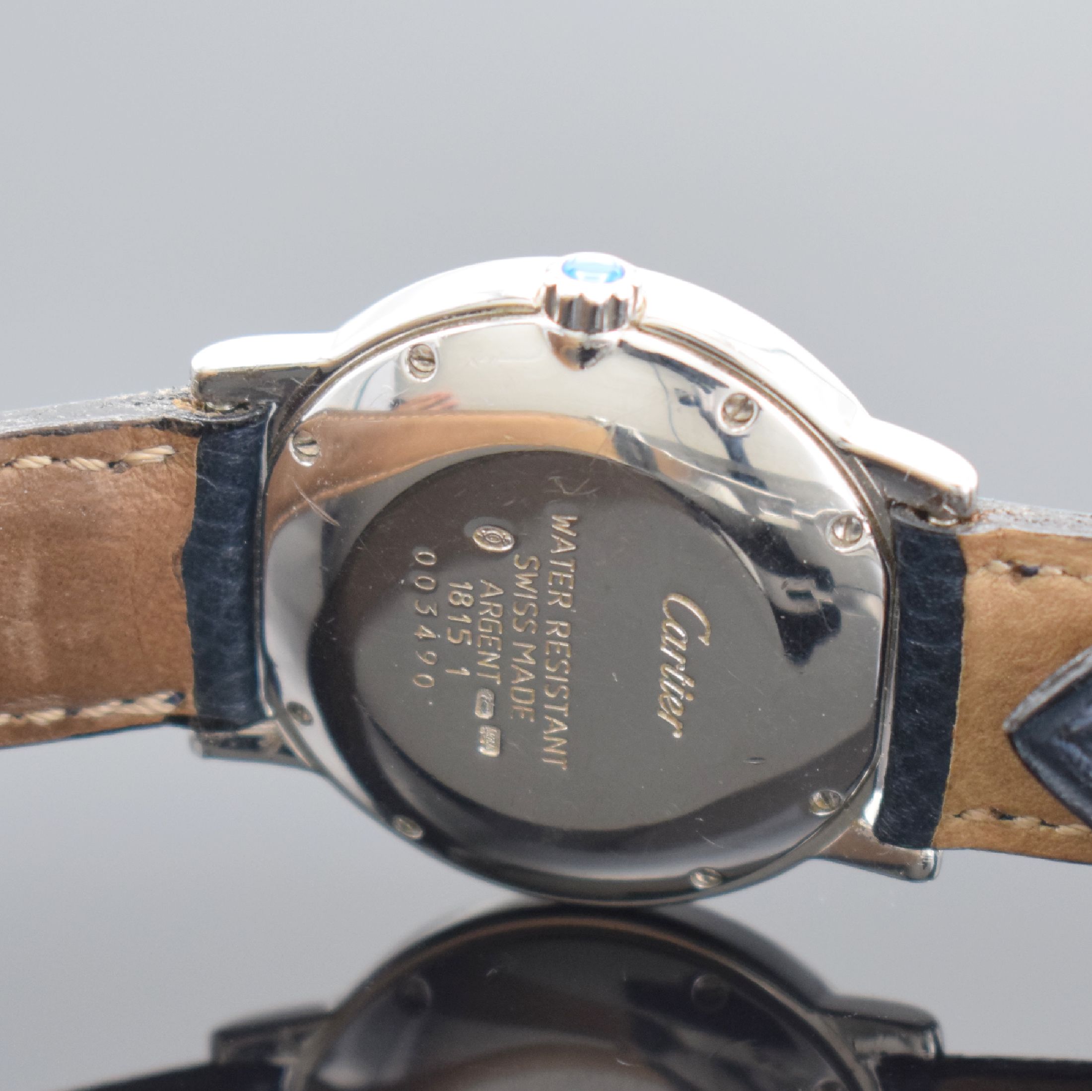 Detail d: CARTIER Must De Cartier Ronde, Schweiz um 2000, quarz, Ref. 1815 1, Sterlingsilbergeh., Boden 8-fach verschr., orig. Lederband m. orig. Faltschl. in ...