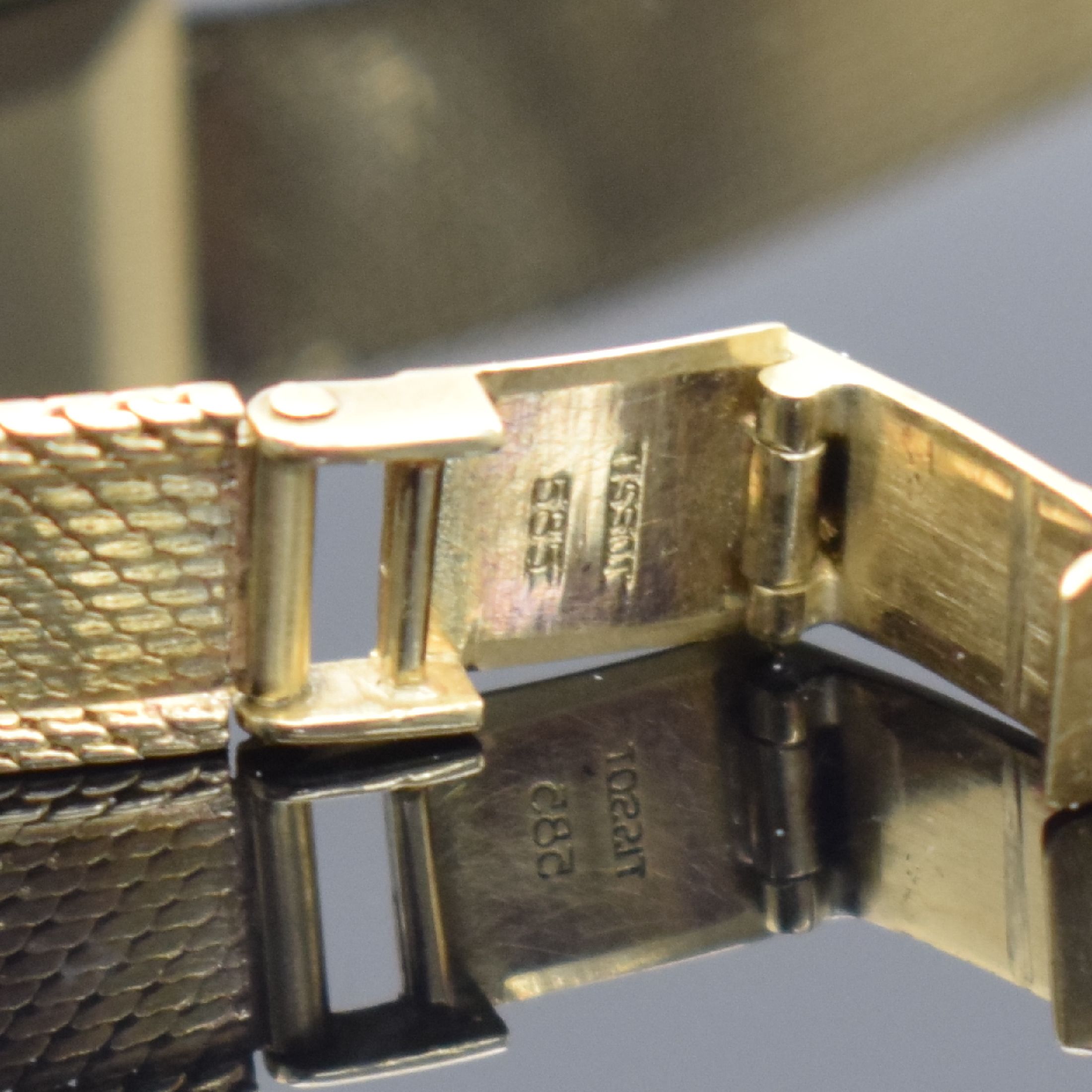Detail c: TISSOT Damenarmbanduhr in GG 585/000, Schweiz um 1965, Handaufzug, Geh. an Goldband in GG 585/000, Boden aufgedr., silb. Zifferbl. pat./fl., aufgel. ...