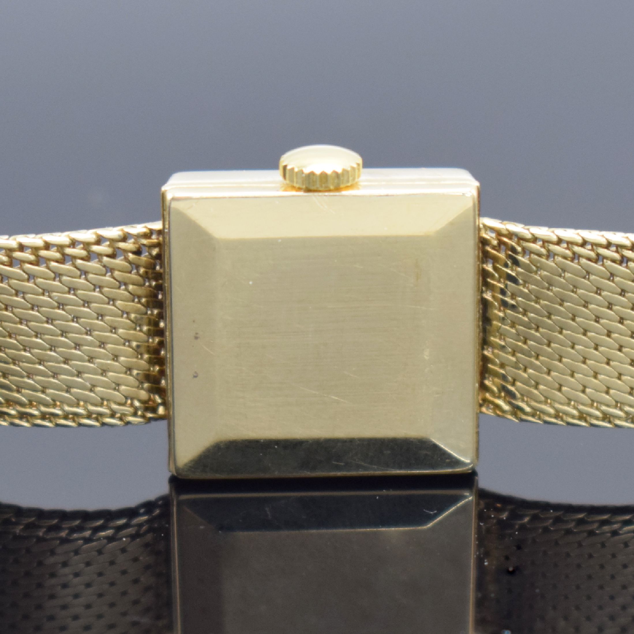 Detail e: TISSOT Damenarmbanduhr in GG 585/000, Schweiz um 1965, Handaufzug, Geh. an Goldband in GG 585/000, Boden aufgedr., silb. Zifferbl. pat./fl., aufgel. ...