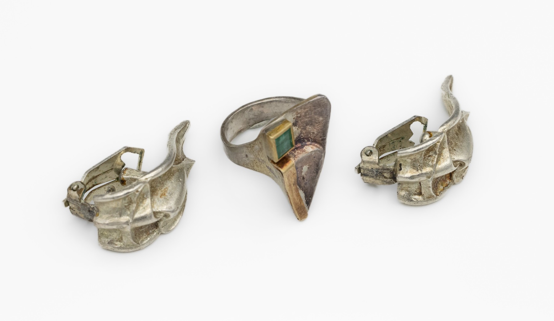 Designerring und Paar Designer Ohrclips, wohl Atelier M. ANDREAS/Konstanz, Ohrclips Silber, gepr. ca. 3 x 1 cm, Ring Silber und GGmit kl. ...