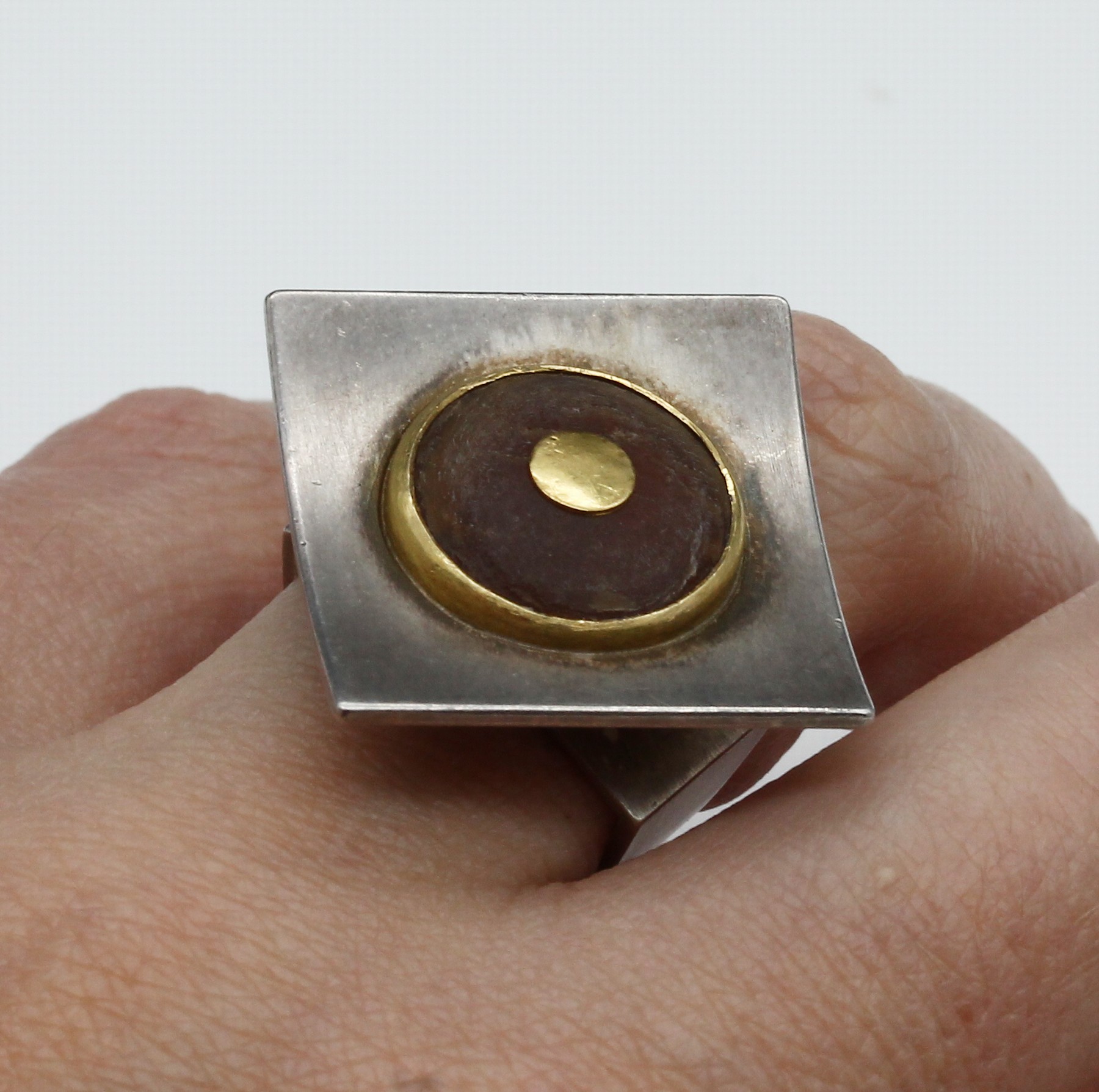 Detail a: Designerring und Paar Designer Ohrclips mit Bernstein, Atelier M. ANDREAS/Konstanz, 925er Silber und GG, quadratische Platte mit eingelassener ...