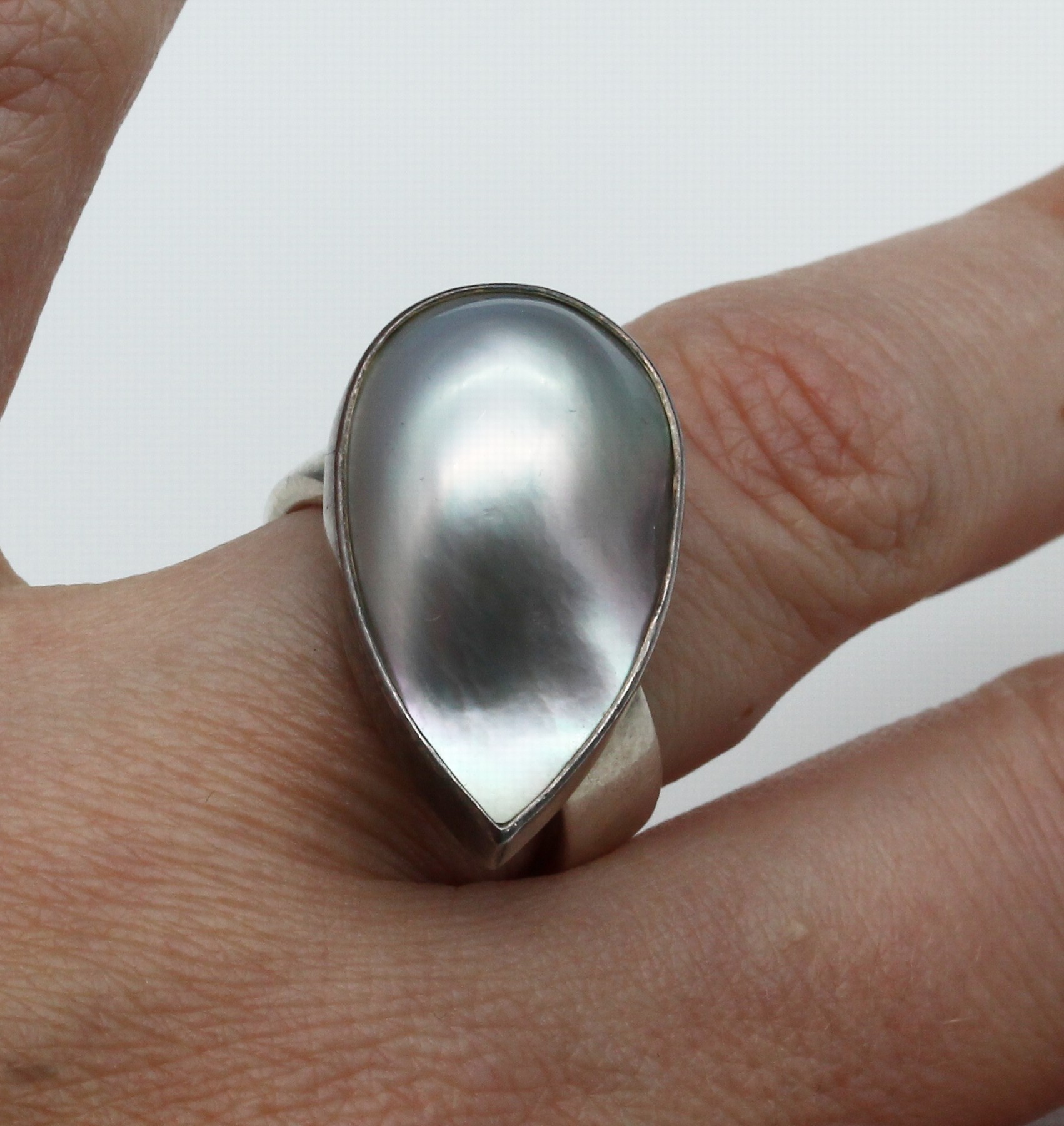 Detail a: Designerring und Paar Designer Ohrclips mit Mabeperlen, 925er Silber, Atelier M. ANDREAS/Konstanz, silbergraue, tropfenförm. Mabe- Perlen, RW ...