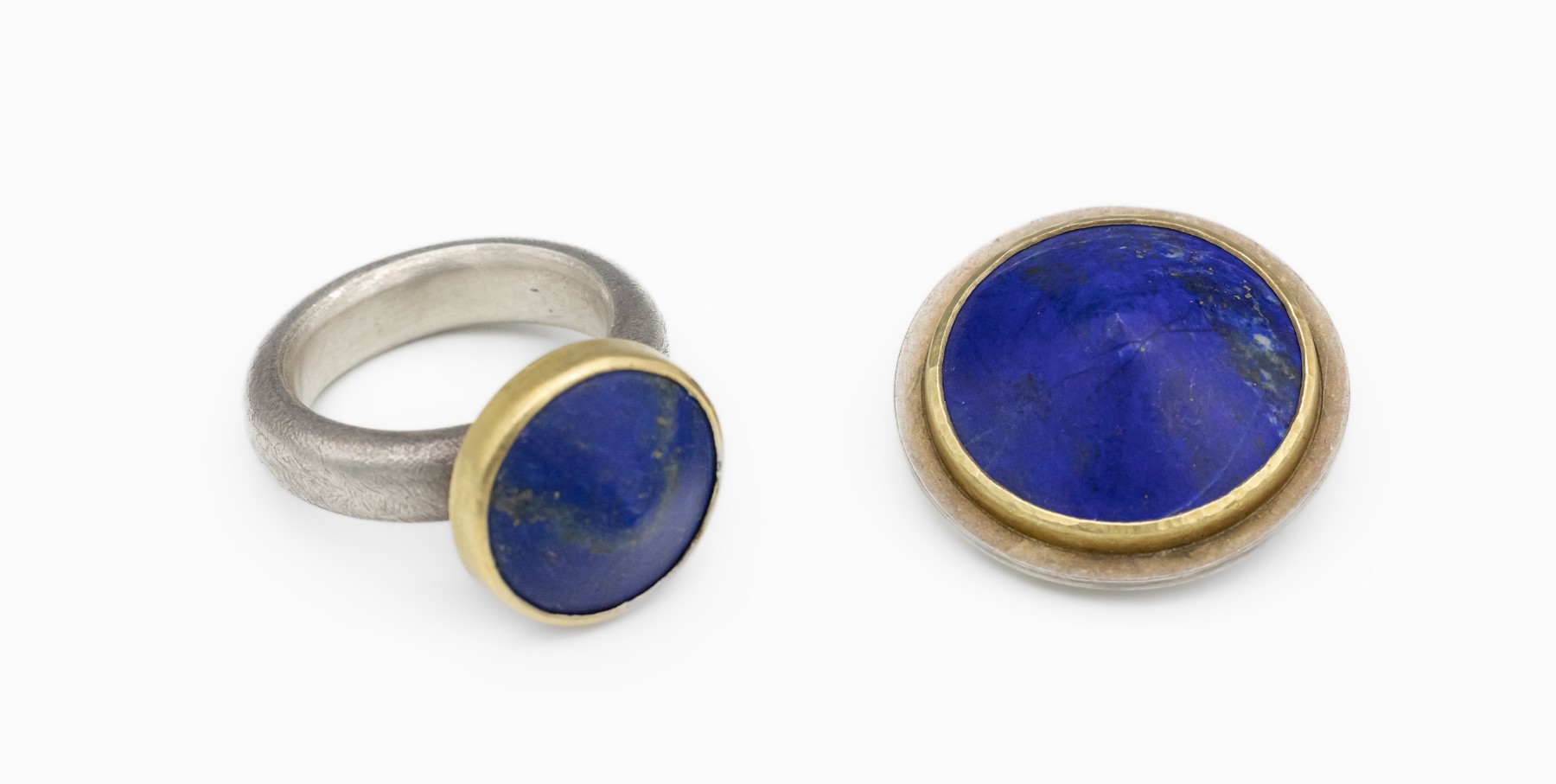 Designerring und einzelner Designer Ohrclip mit Lapislazuli, Atelier M. ANDREAS/Konstanz, 925er Silber und GG, Ringkopf Durchm. ca. 15.4 mm, RW 53, ...