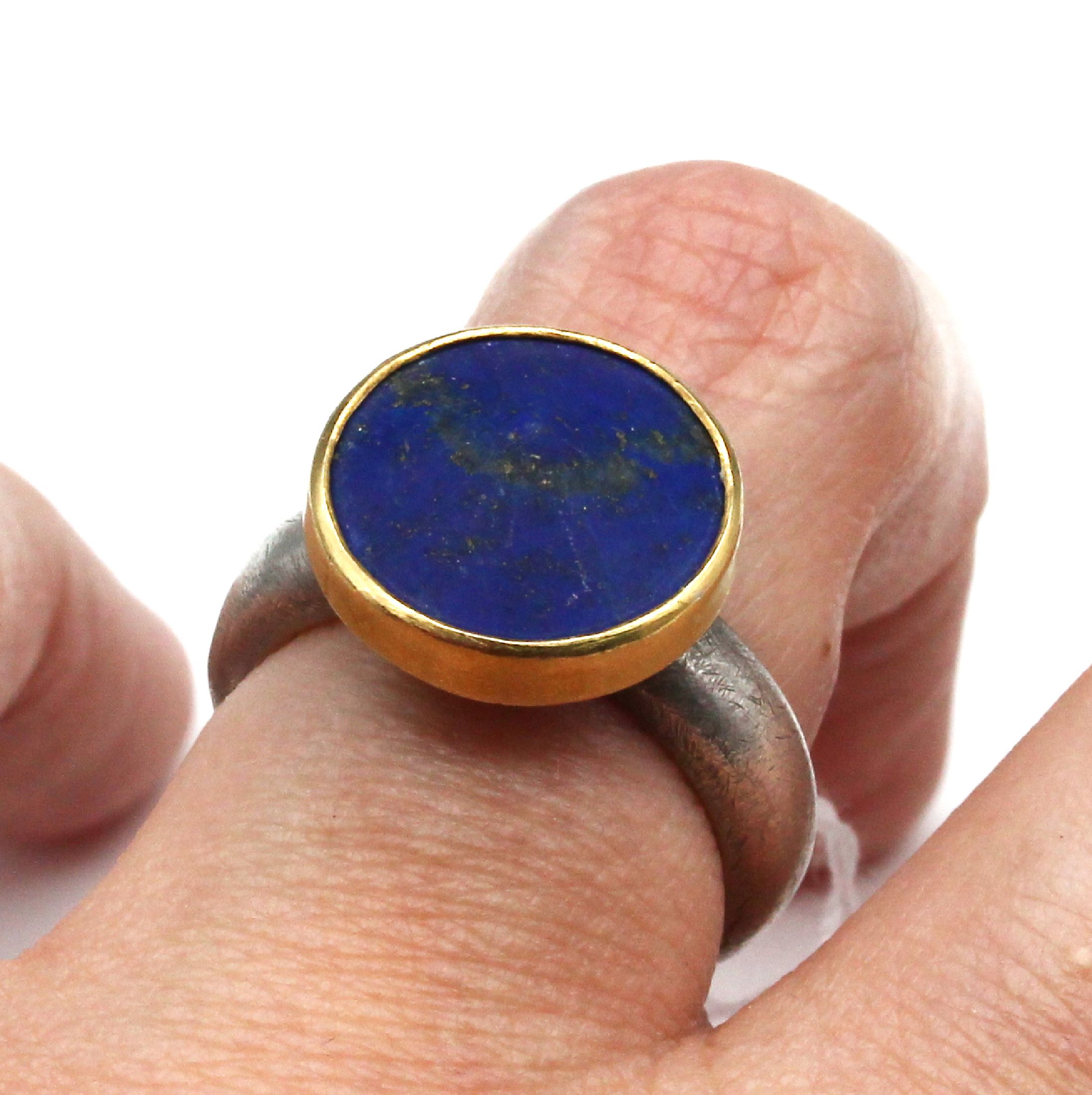 Detail a: Designerring und einzelner Designer Ohrclip mit Lapislazuli, Atelier M. ANDREAS/Konstanz, 925er Silber und GG, Ringkopf Durchm. ca. 15.4 mm, RW 53, ...