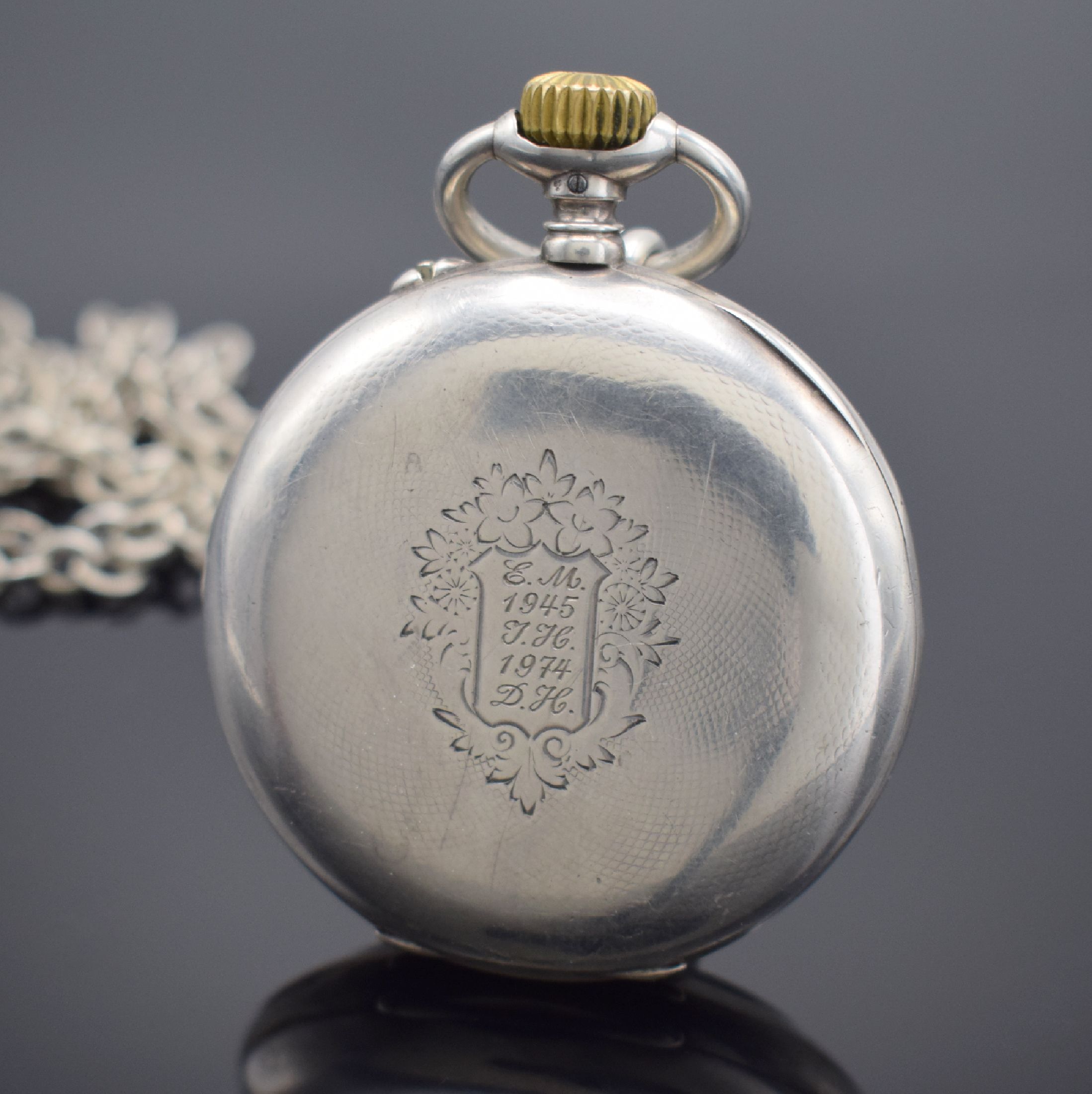 Detail a: IWC offene Herrentaschenuhr in Silber 800/000 mit Silberkette in Sterlingsilber, Schweiz um 1899, Silbergeh. dell., guill. Rückdeckel m. Monogramm, ...