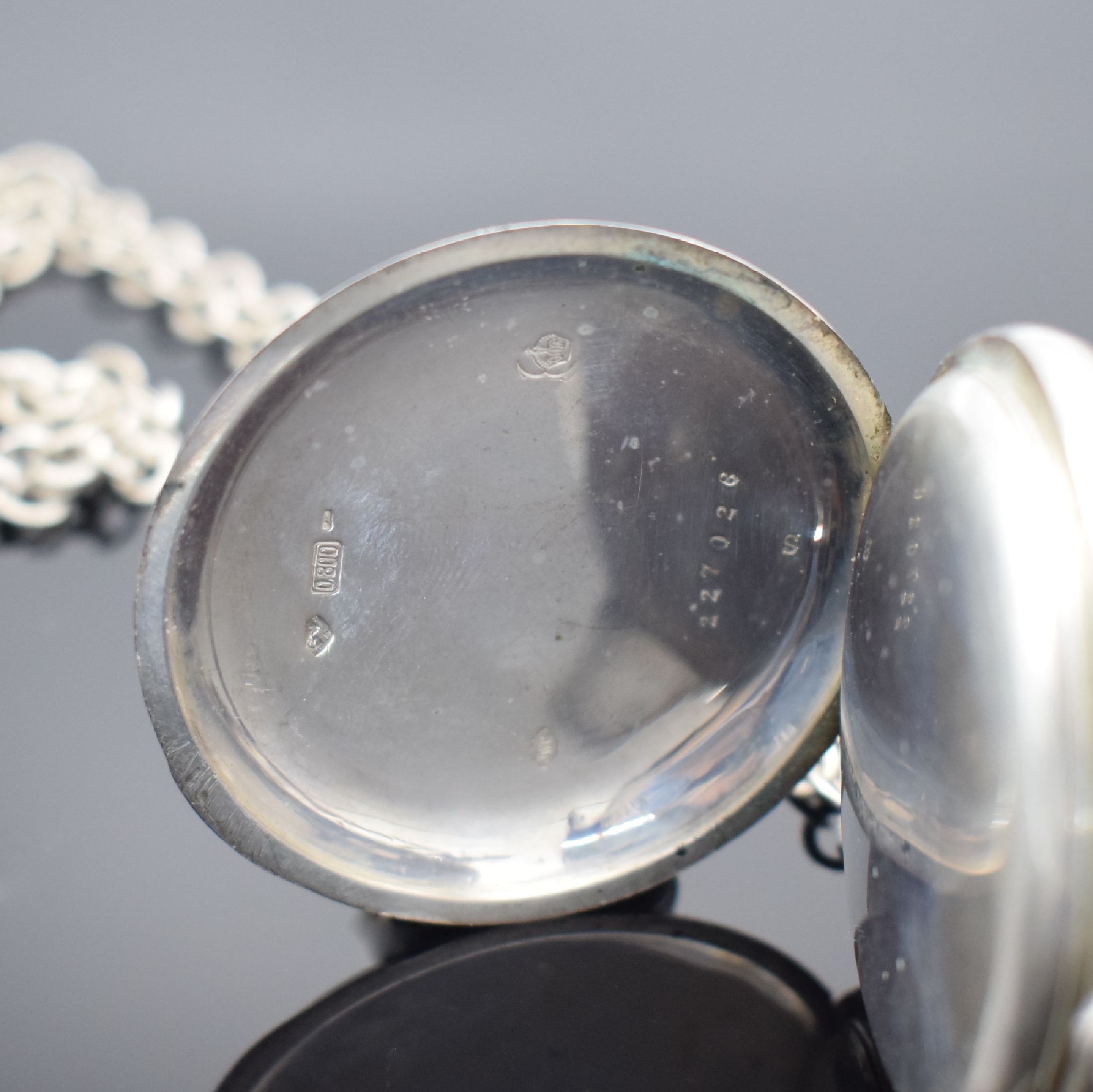Detail b: IWC offene Herrentaschenuhr in Silber 800/000 mit Silberkette in Sterlingsilber, Schweiz um 1899, Silbergeh. dell., guill. Rückdeckel m. Monogramm, ...