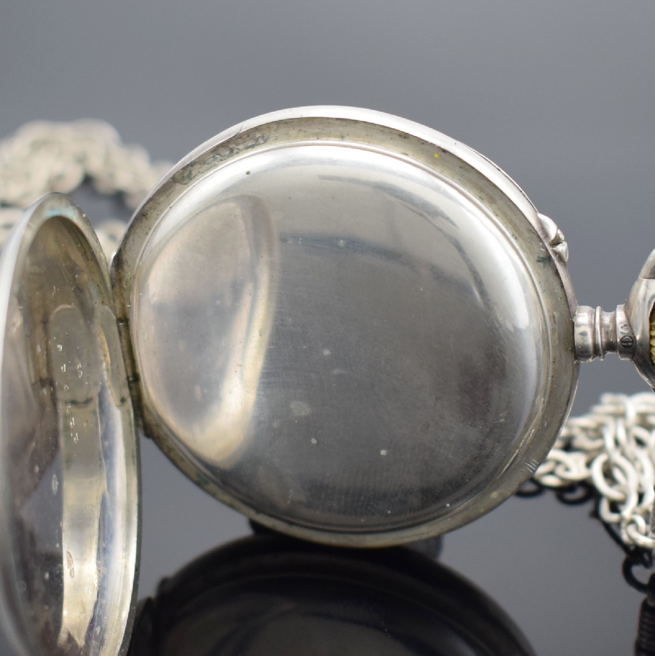 Detail c: IWC offene Herrentaschenuhr in Silber 800/000 mit Silberkette in Sterlingsilber, Schweiz um 1899, Silbergeh. dell., guill. Rückdeckel m. Monogramm, ...