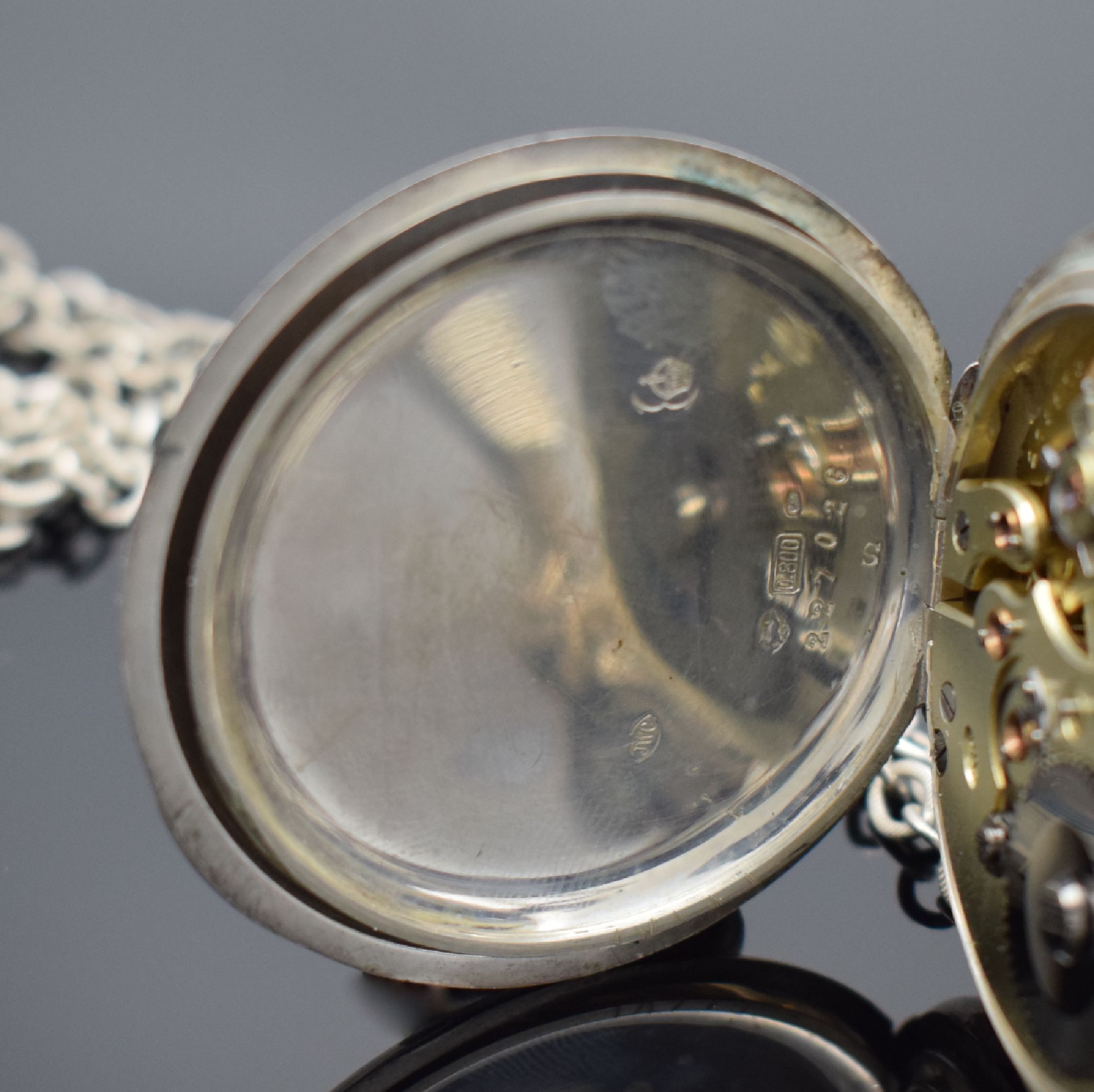 Detail d: IWC offene Herrentaschenuhr in Silber 800/000 mit Silberkette in Sterlingsilber, Schweiz um 1899, Silbergeh. dell., guill. Rückdeckel m. Monogramm, ...