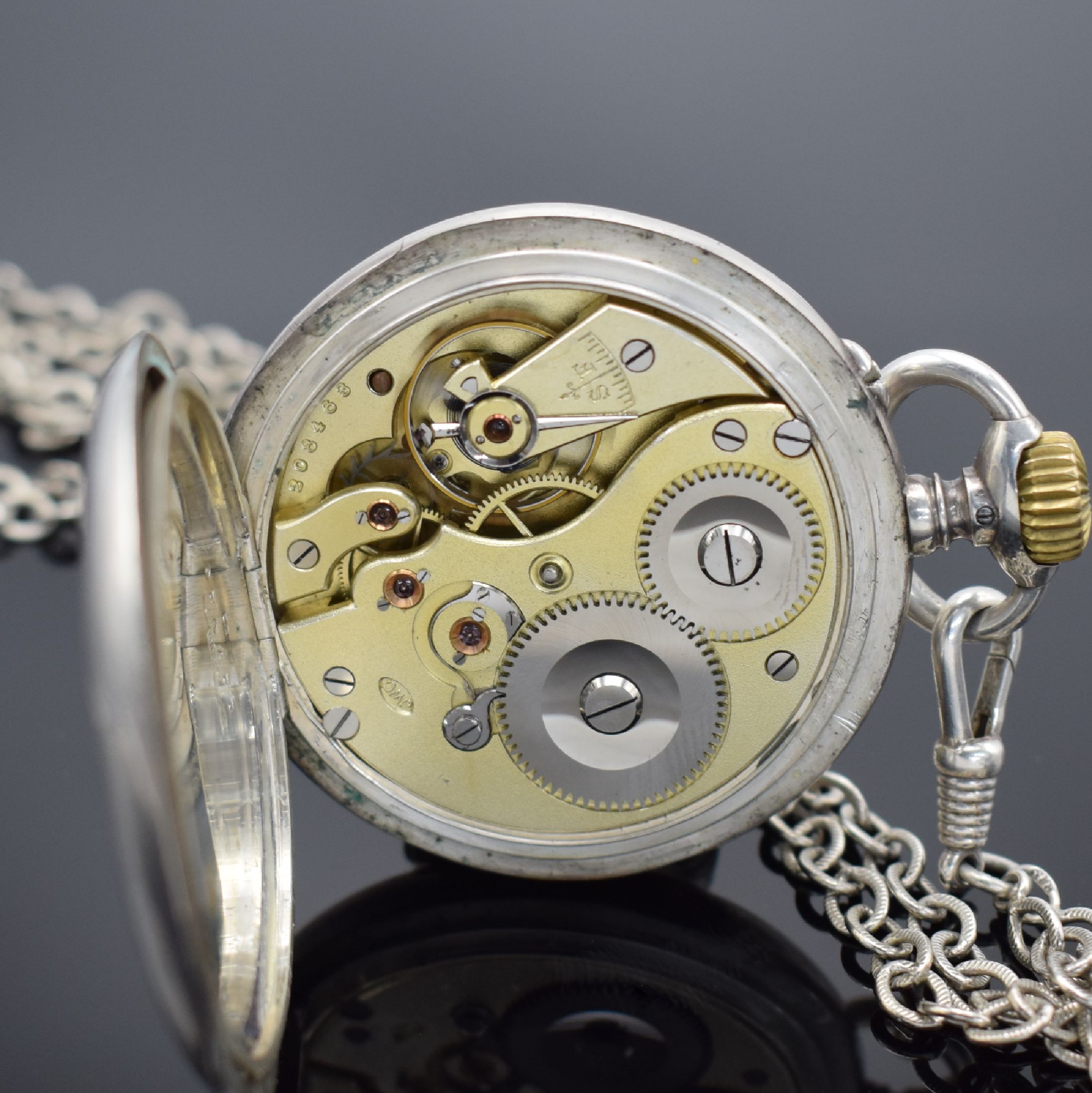 Detail e: IWC offene Herrentaschenuhr in Silber 800/000 mit Silberkette in Sterlingsilber, Schweiz um 1899, Silbergeh. dell., guill. Rückdeckel m. Monogramm, ...