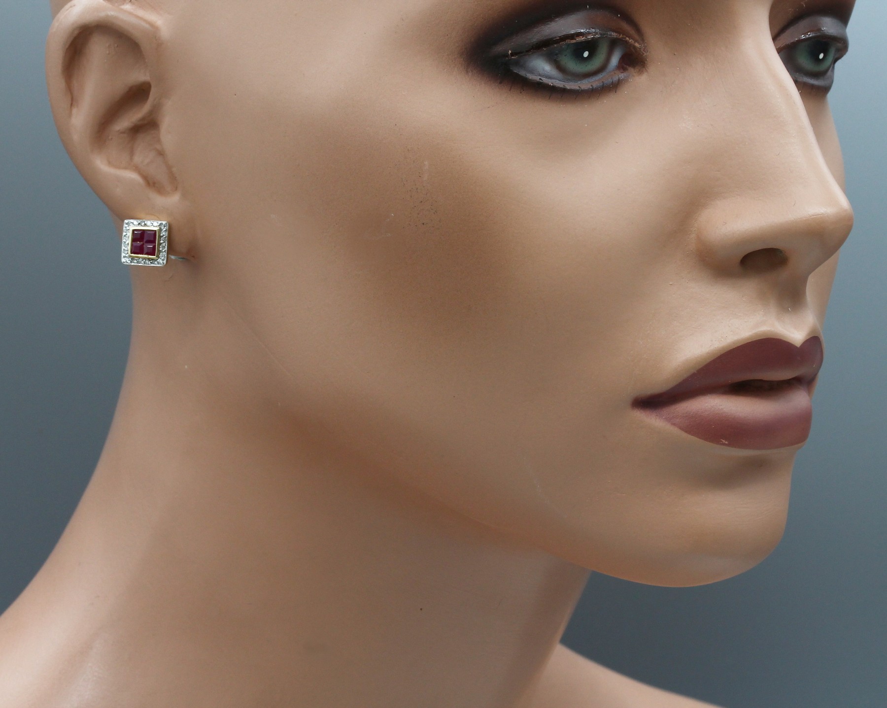 Detail b: Paar 14 kt Gold Rubin-Diamant-Ohrstecker, GG 585/000, quadratisch, insg. 8 Rubin-Carreeszus. ca. 0.50 ct und 40 8/8-Diamanten zus. ca.0.30 ct ...