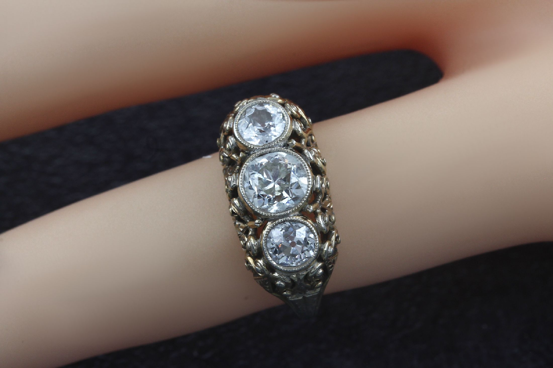 Detail a: 14 kt Gold Diamant-Ring, um 1925, GG 585/000, Ringkopf mit geschwungener Ornamentik, Ringschultern grav. und nachgestochen, 3 Diamanten zus. ca. ...