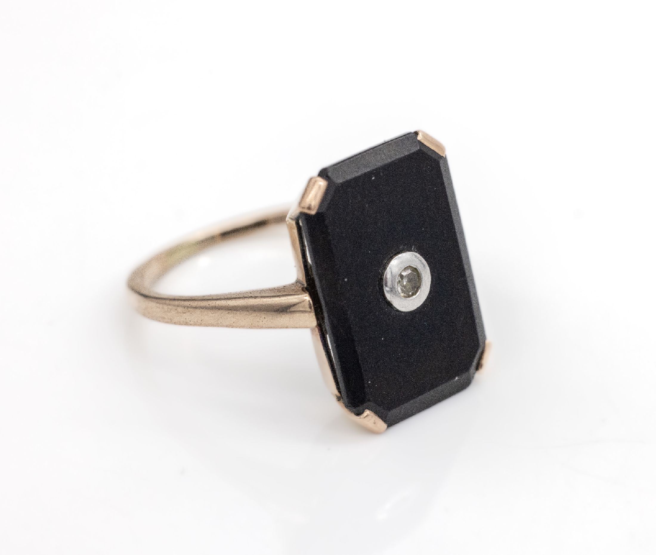14 kt Gold Onyx-Diamant-Ring, RG 585/000, um 1920, Ringkopf aus Onyx-Platte mit 8/8-Diamant ca. 0.02 ct Weiß/p, RW 53, ca. 3.0 g