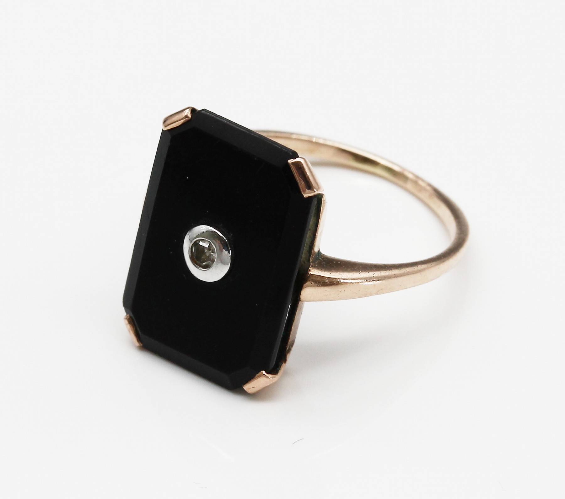 Detail a: 14 kt Gold Onyx-Diamant-Ring, RG 585/000, um 1920, Ringkopf aus Onyx-Platte mit 8/8-Diamant ca. 0.02 ct Weiß/p, RW 53, ca. 3.0 g
