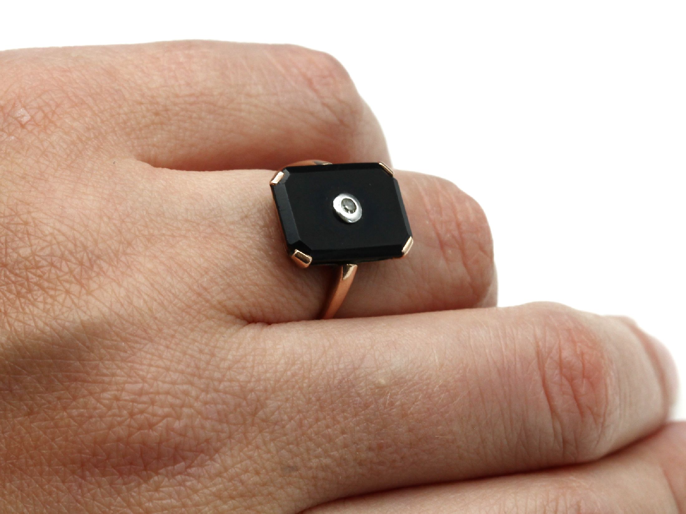 Detail b: 14 kt Gold Onyx-Diamant-Ring, RG 585/000, um 1920, Ringkopf aus Onyx-Platte mit 8/8-Diamant ca. 0.02 ct Weiß/p, RW 53, ca. 3.0 g
