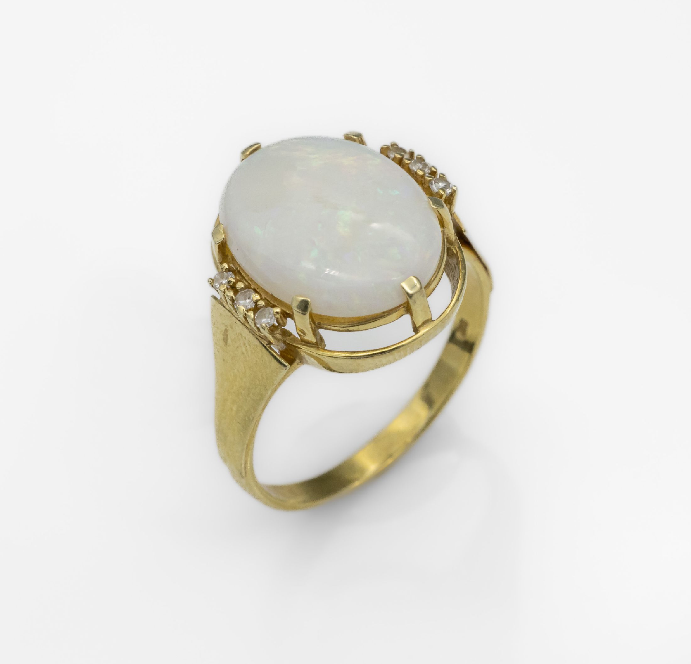 14 kt Gold Opal-Diamant-Ring, GG 585/000, ovaler Opalcabochon ca. 2.50 ct, 6 8/8 -Diamanten zus. ca. 0.06 ct, RW 60