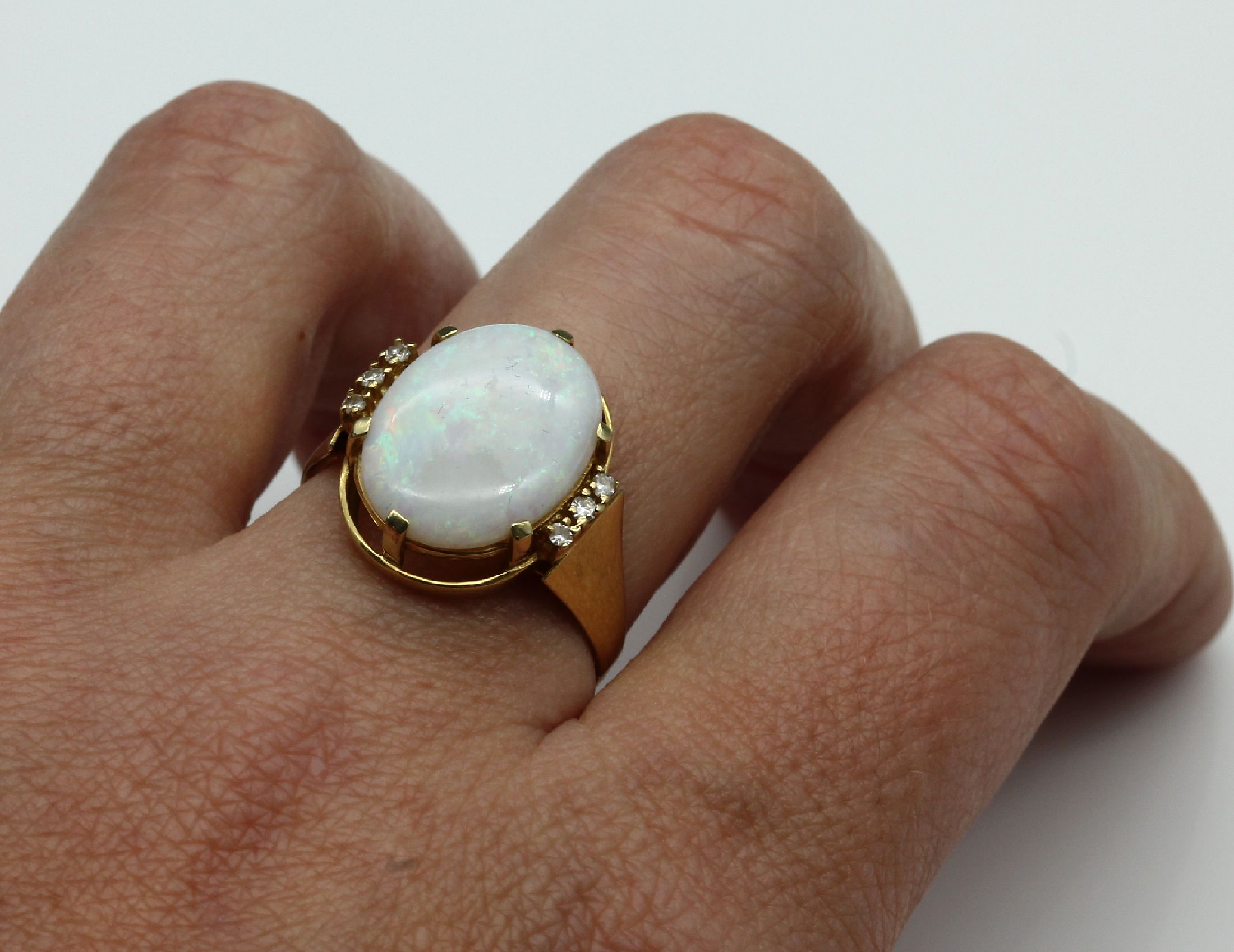 Detail a: 14 kt Gold Opal-Diamant-Ring, GG 585/000, ovaler Opalcabochon ca. 2.50 ct, 6 8/8 -Diamanten zus. ca. 0.06 ct, RW 60