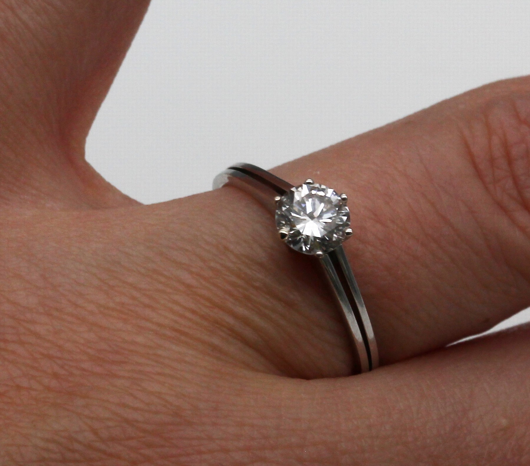 Detail a: 18 kt Gold Brillant-Ring, WG 750/000, Brillant-Solitär ca. 0.73 ct Weiß/si, RW 57