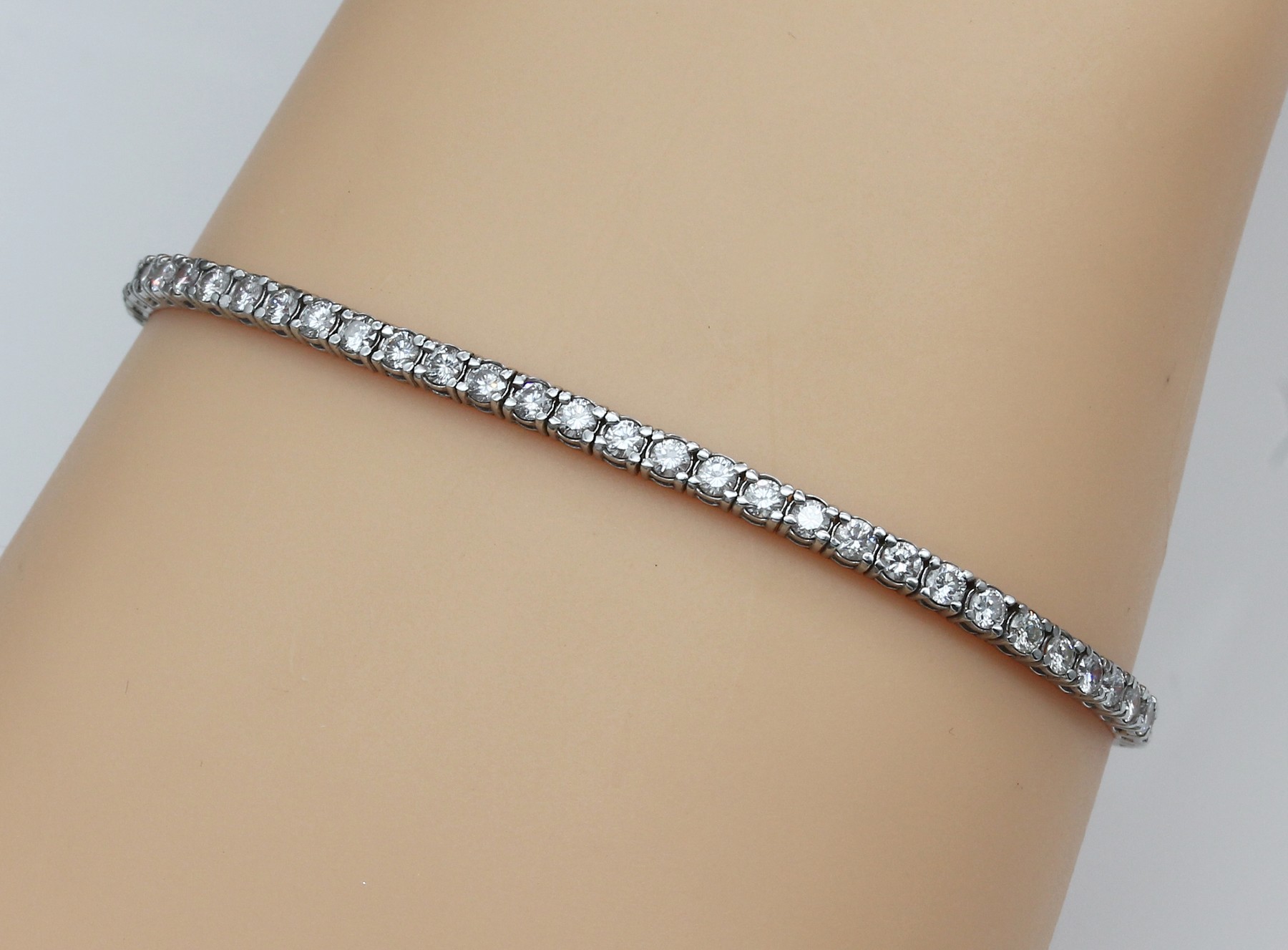 Detail a: 14 kt Gold Brillant-Linienarmband, WG 585/000, 62 einzeln gefasste Brillanten zus. ca. 3.20 ct Weiß/vs-si, L. ca. 18 cm, ca. 8.0 g, Kastenschloß ...