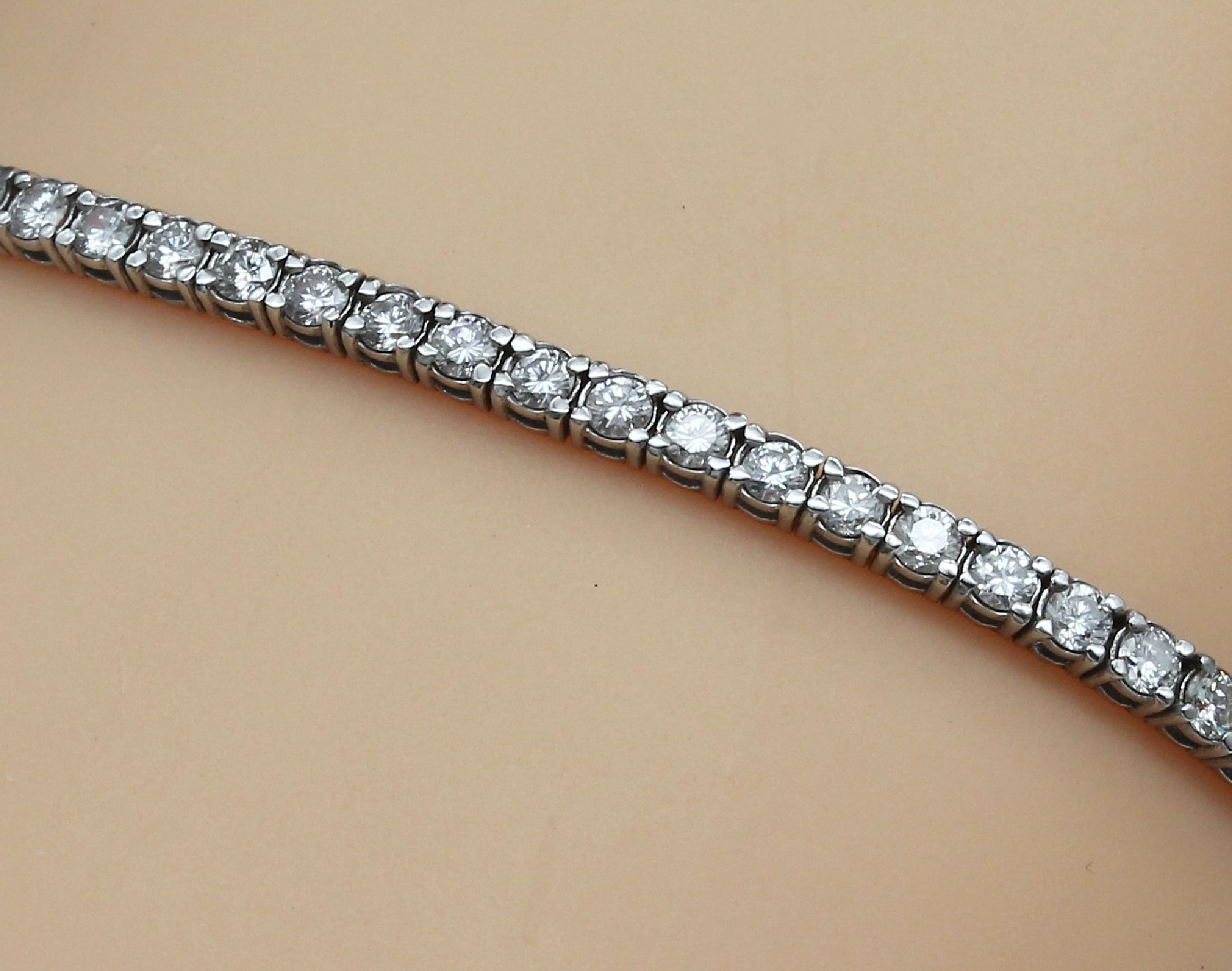 Detail b: 14 kt Gold Brillant-Linienarmband, WG 585/000, 62 einzeln gefasste Brillanten zus. ca. 3.20 ct Weiß/vs-si, L. ca. 18 cm, ca. 8.0 g, Kastenschloß ...