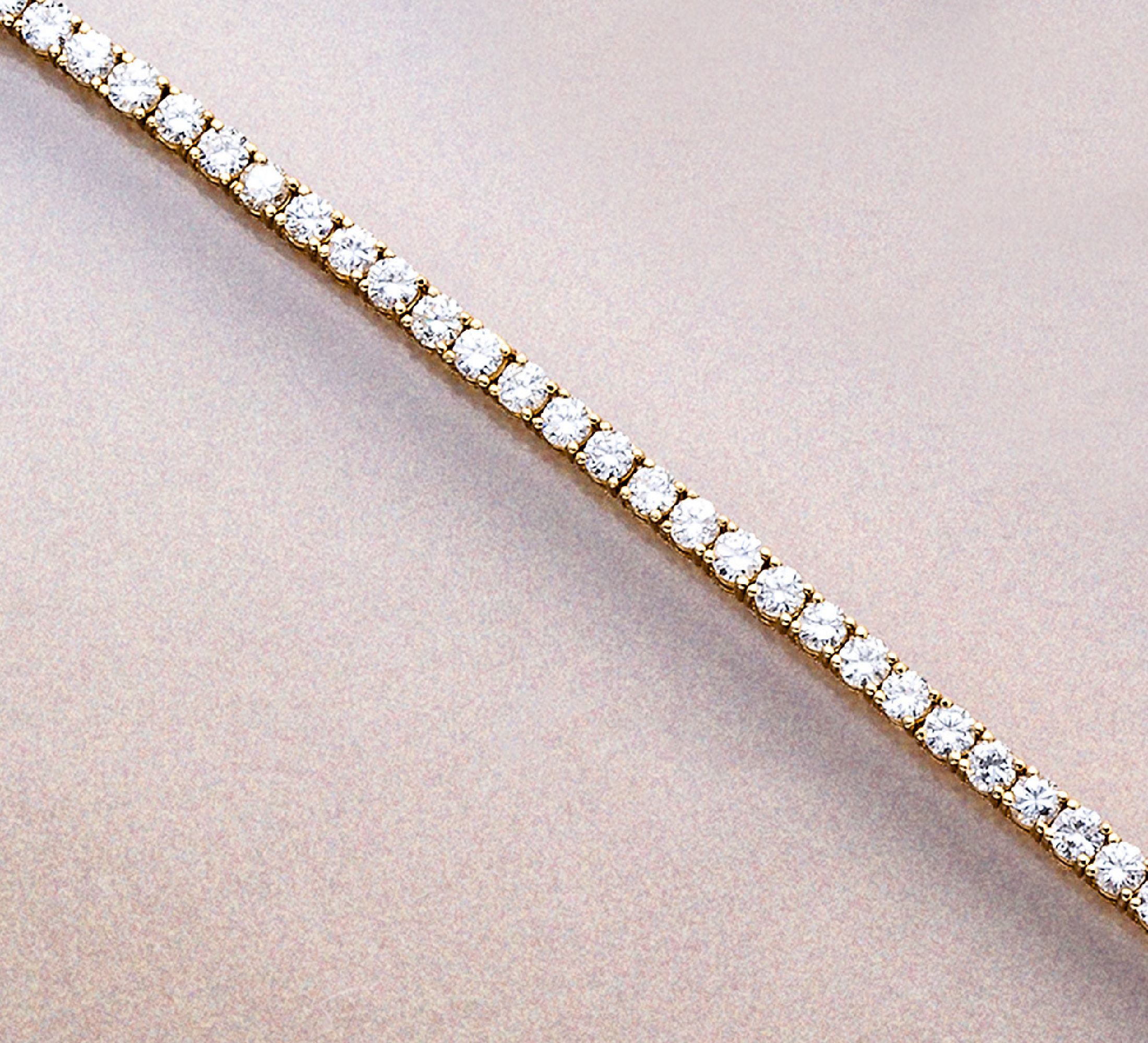 14 kt Gold Brillant-Linienarmband, GG 585/000, 62 Brillanten zus. ca. 5.05 ct Weiß- l.get.Weiß/vs-si, L. ca. 19 cm, Kastenschloß mit 2 ...