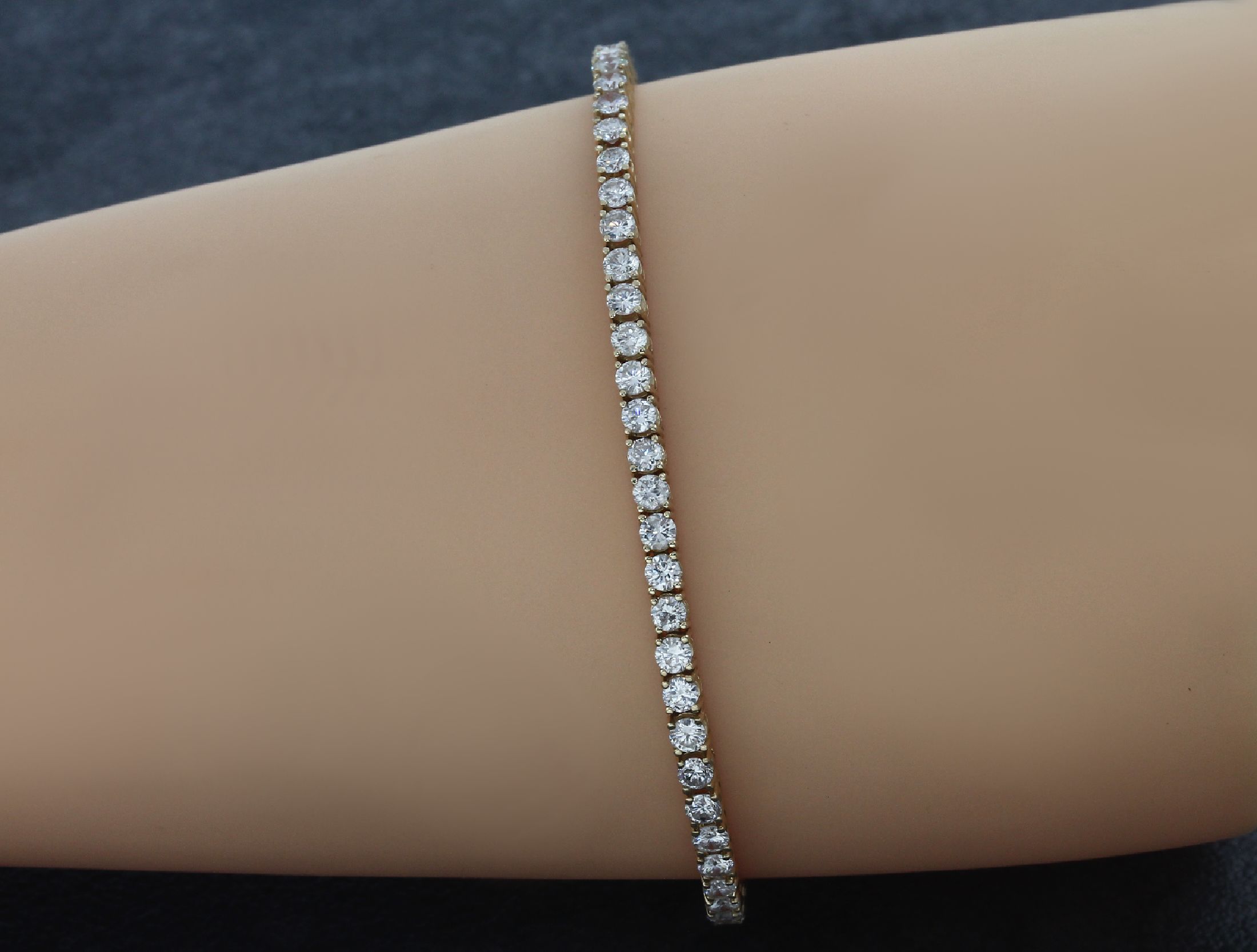 Detail a: 14 kt Gold Brillant-Linienarmband, GG 585/000, 62 Brillanten zus. ca. 5.05 ct Weiß- l.get.Weiß/vs-si, L. ca. 19 cm, Kastenschloß mit 2 ...