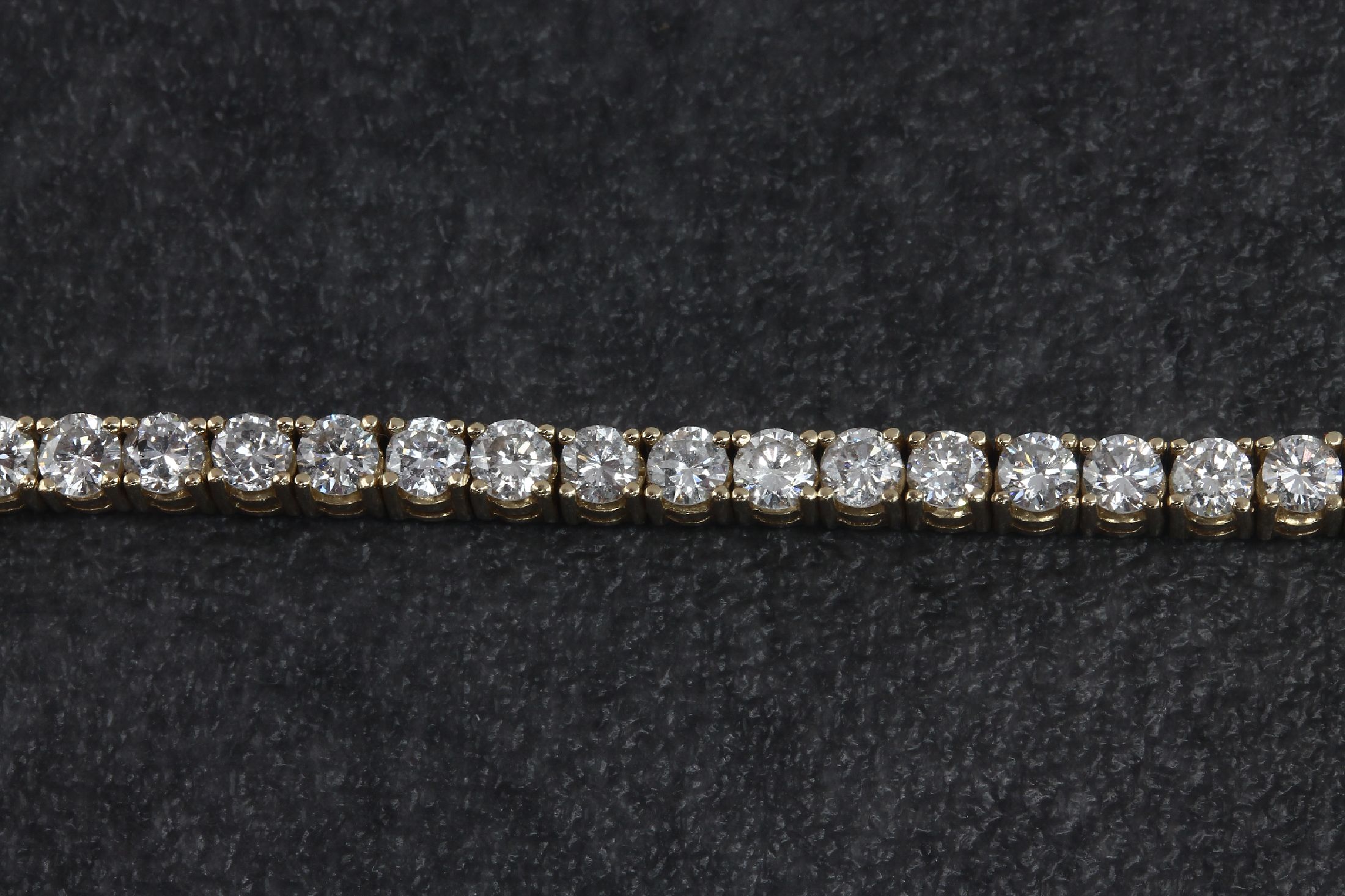 Detail b: 14 kt Gold Brillant-Linienarmband, GG 585/000, 62 Brillanten zus. ca. 5.05 ct Weiß- l.get.Weiß/vs-si, L. ca. 19 cm, Kastenschloß mit 2 ...
