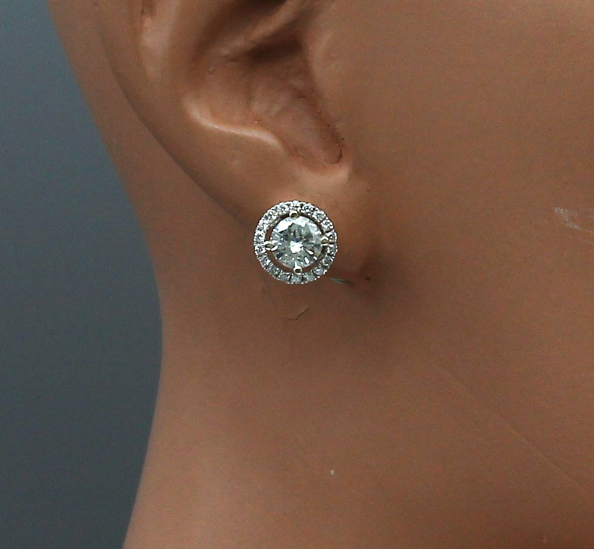Detail a: Paar 18 kt Gold Brillant-Ohrstecker, WG 750/000, 2 einzelne Brillanten zus. ca. 1.2 ctWeiß/p, mit je einem abnehmbaren Ring mit total 36 Brillanten ...