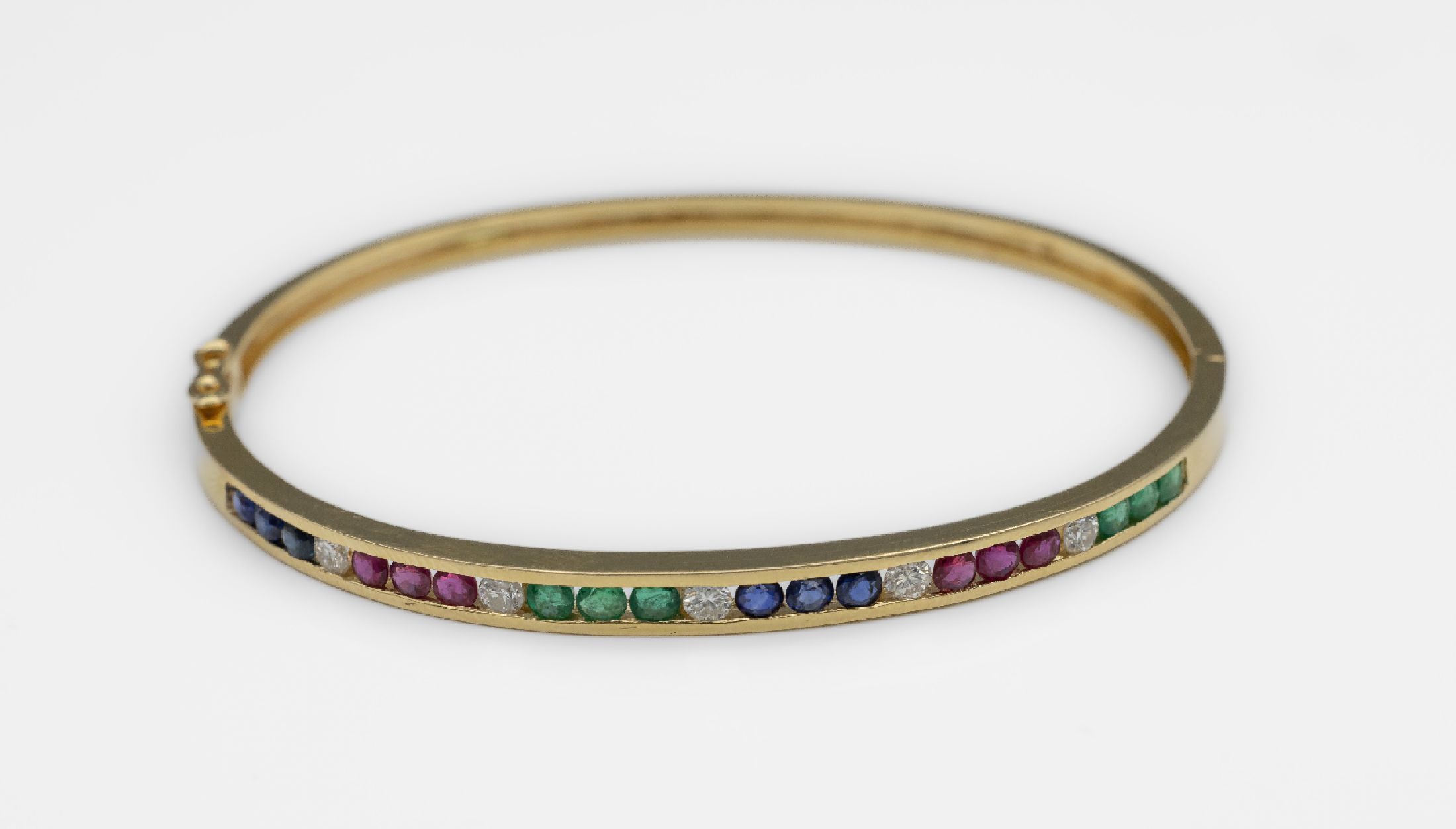 14 kt Gold Brillant-Saphir-Smaragd-Rubin- Armreif, GG 585/000, 5 Brillanten zus. ca. 0.25 ct Weiß/vs-si, total 18 rundfacett. Saphire, Rubine und ...